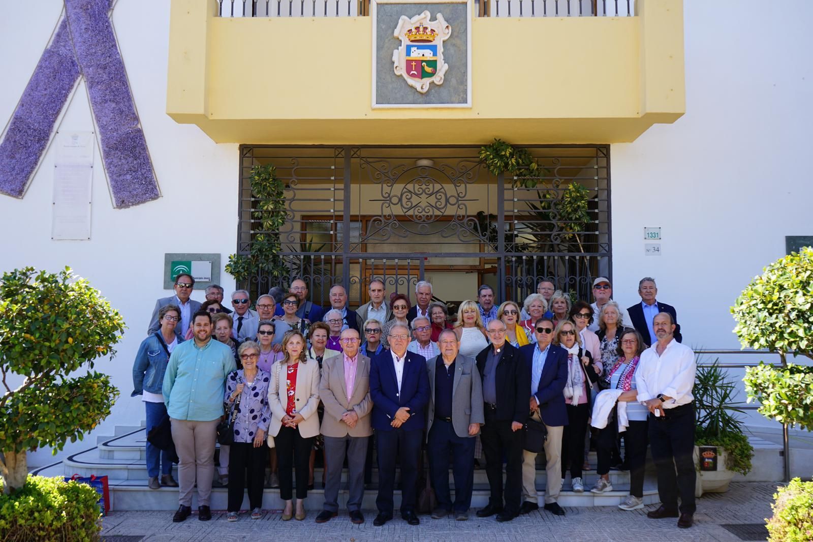 Foto de familia de La Asociación de Antiguos Alumnos  Redentoristas  y el Coro San Alfonso en su visita