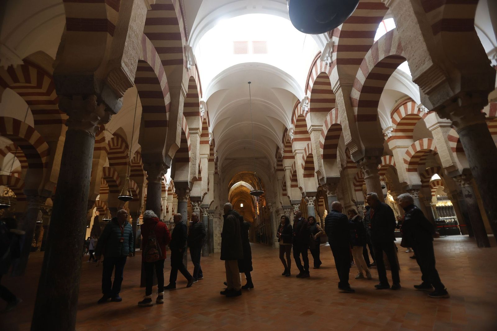 Turistas en el interior de la Mezquita-Catedral.