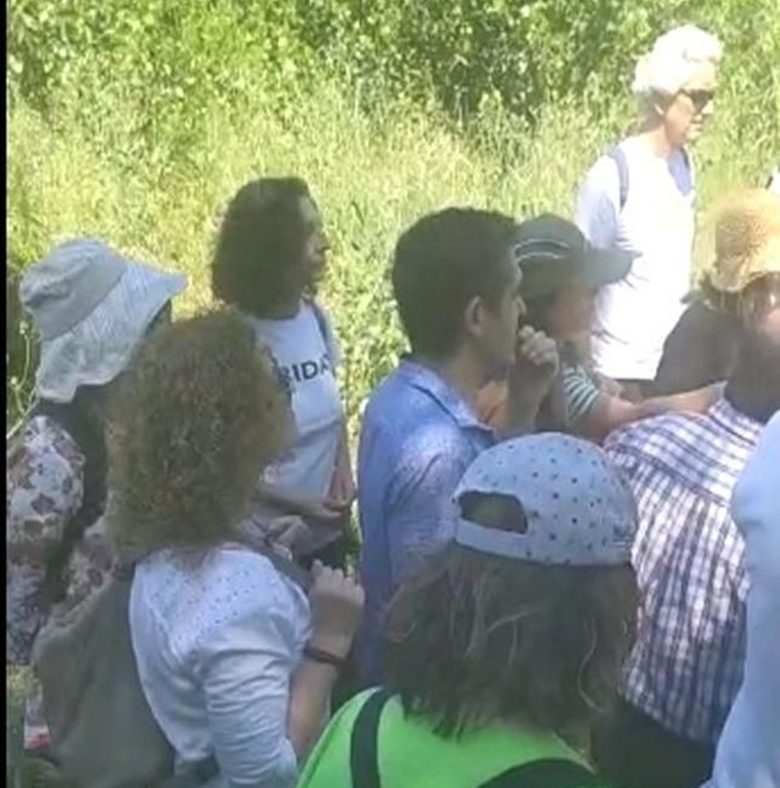 La fiesta de los abrazos, besos y MMS del curandero Pàmies en Lleida