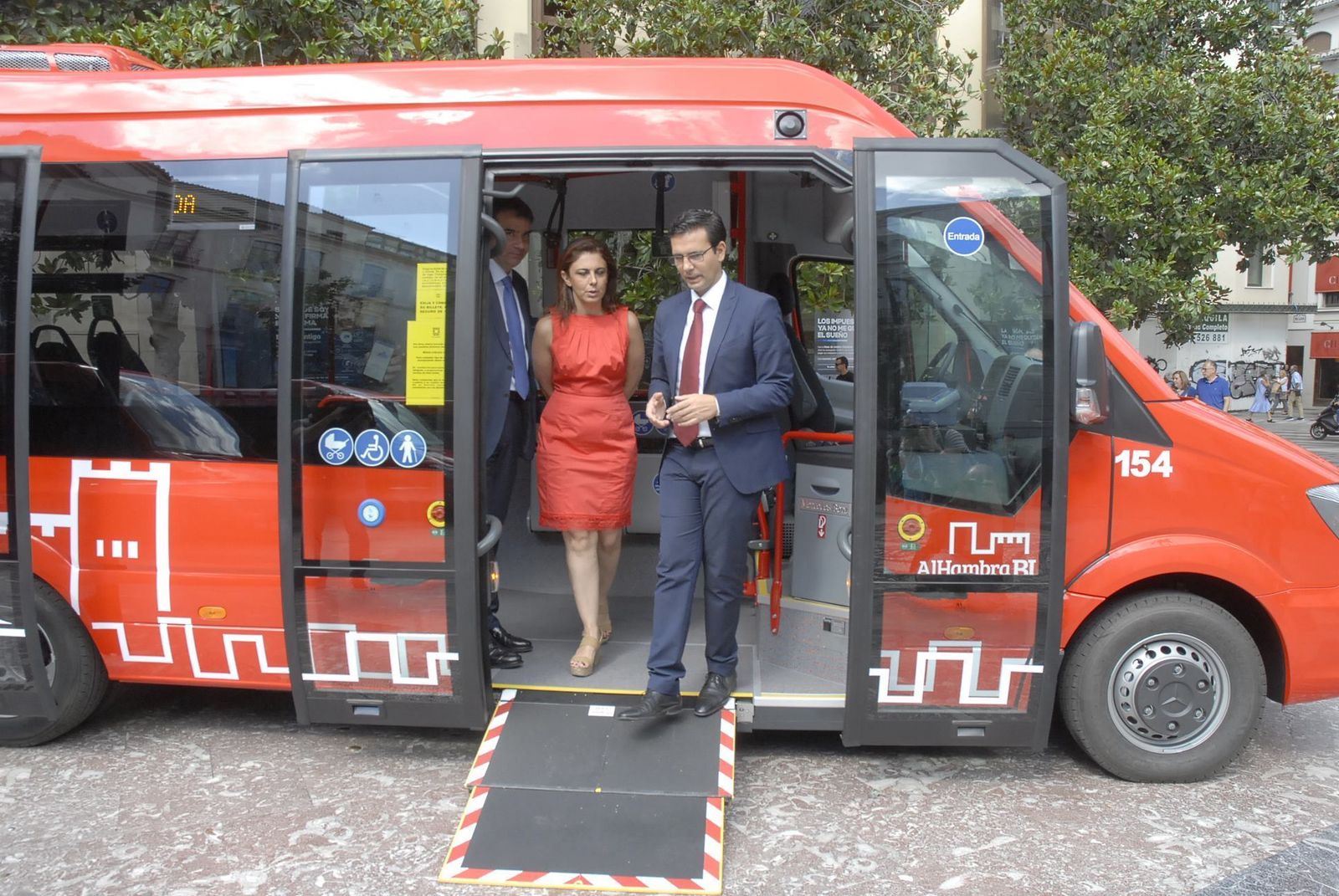 El Ayuntamiento ha iniciado la renovación de la flota de microbuses con ocho nuevos vehículos.