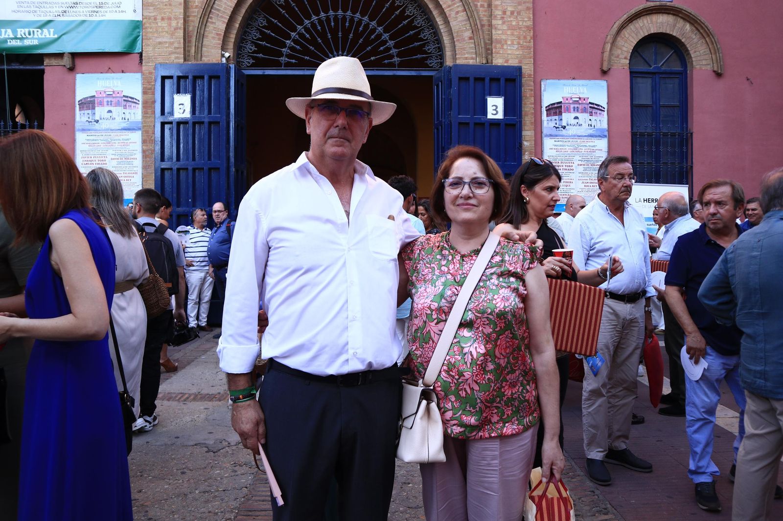 Imágenes de ambiente en el cuarto día de toros en Huelva