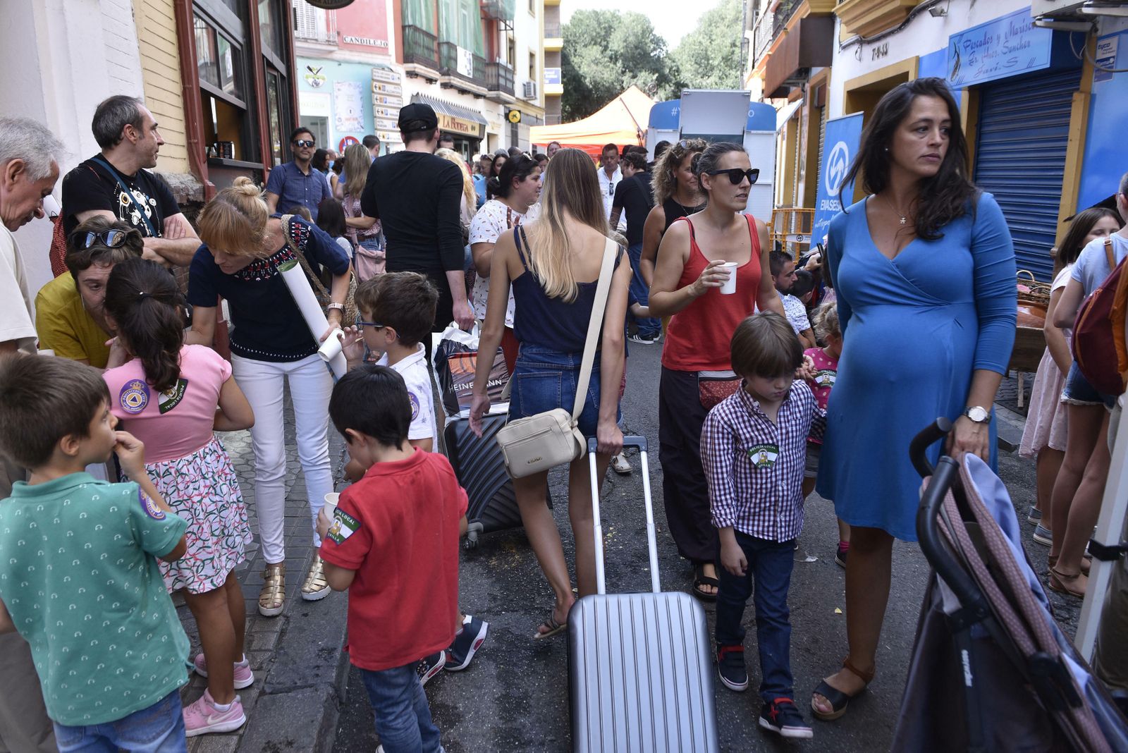 La calle Águilas se cerró al tráfico. , como prueba, este domingo por el Día sin Coche y se llenó de público y de actividades.