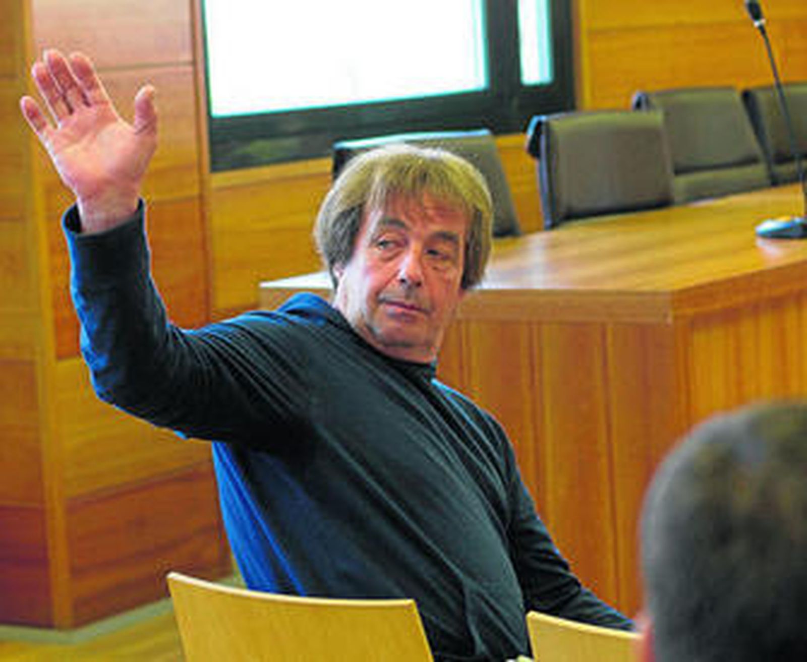 El Solitario saluda ayer al inicio del juicio contra él en la Audiencia de Castellón.