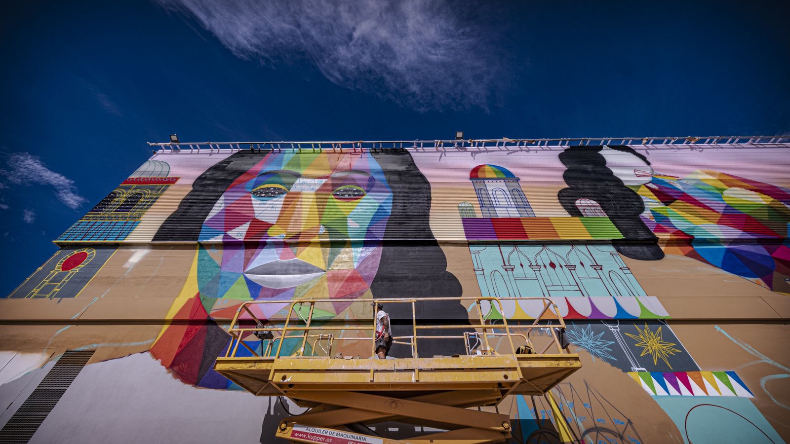 Las imágenes de cómo está quedando el mural de Okuda San Miguel en el Muelle de Cádiz