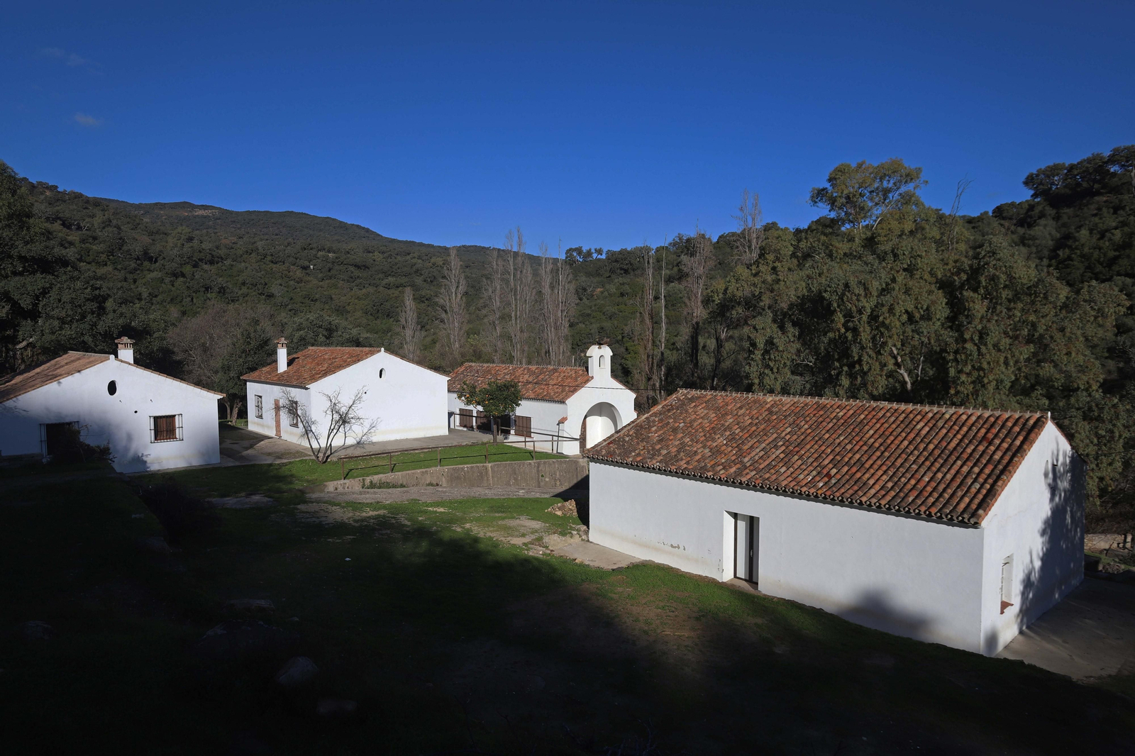 Algunos edificios del poblado de El Corchado, ya restaurados.