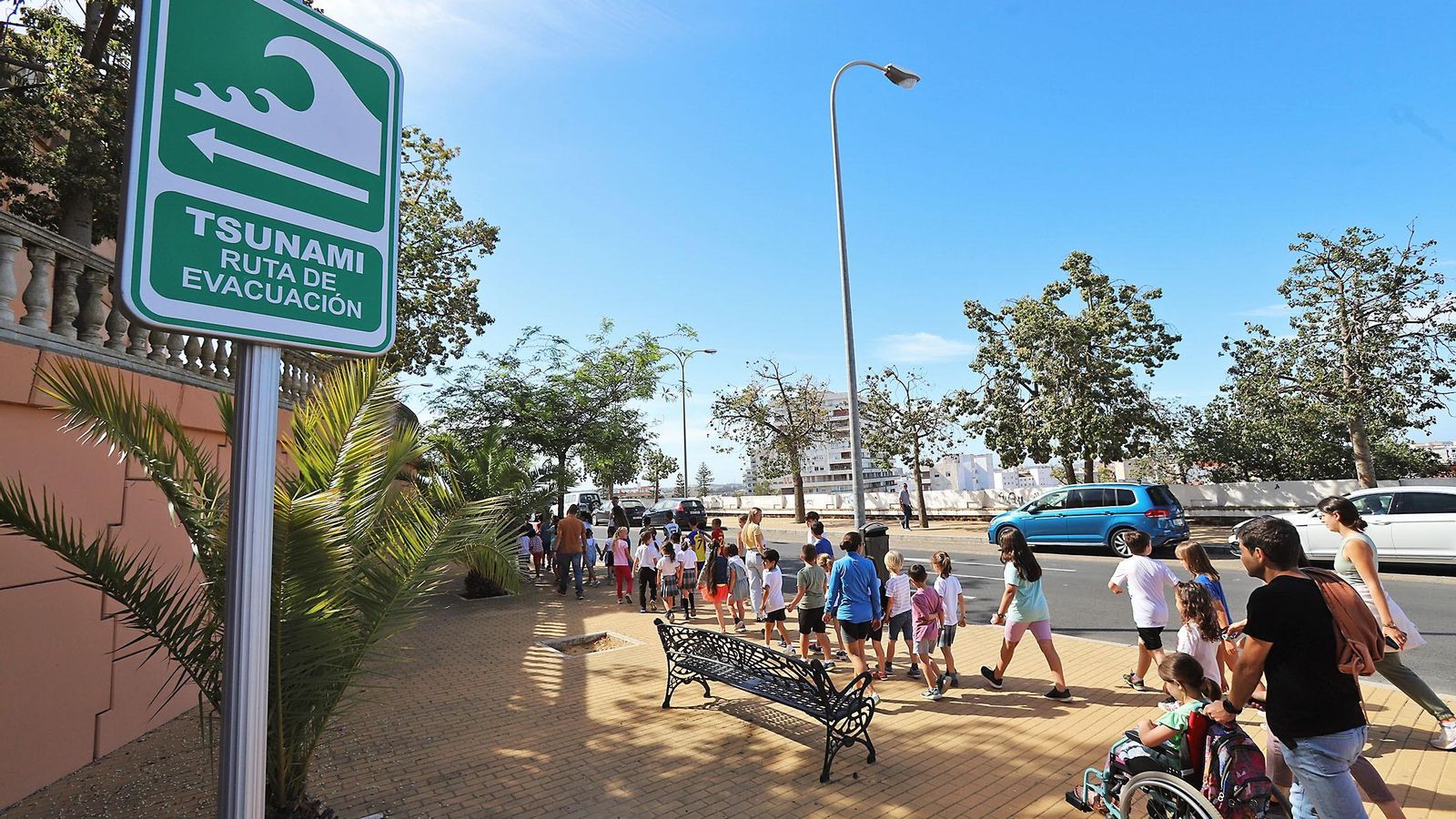 Los escolares del colegio Safa Funcadia, de regreso a su centro tras el simulacro de evacuación realizado en 2023 en Huelva.
