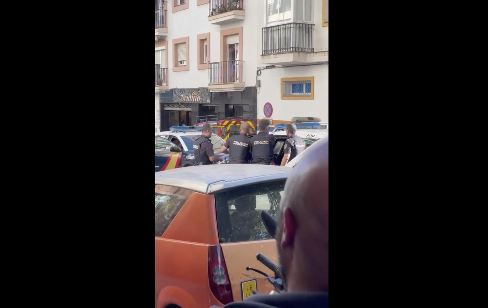 Agentes de la Policía Nacional introduciendo al detenido en el vehículo policial.