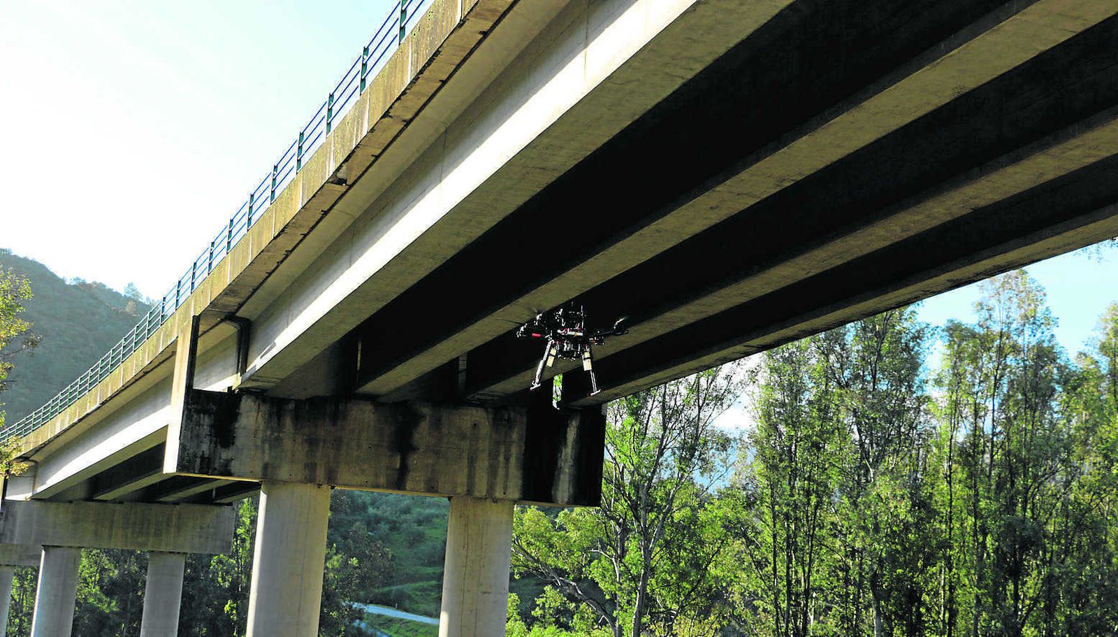 Uno de los drones utilizados ayer, bajo el puente de La Nava, en Algodonales.