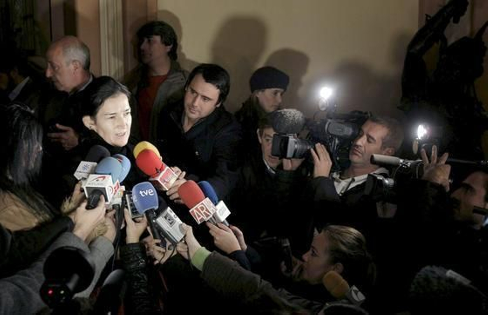 La ministra de Cultura, Ángeles González-Sinde, habla con los medios. / EFE