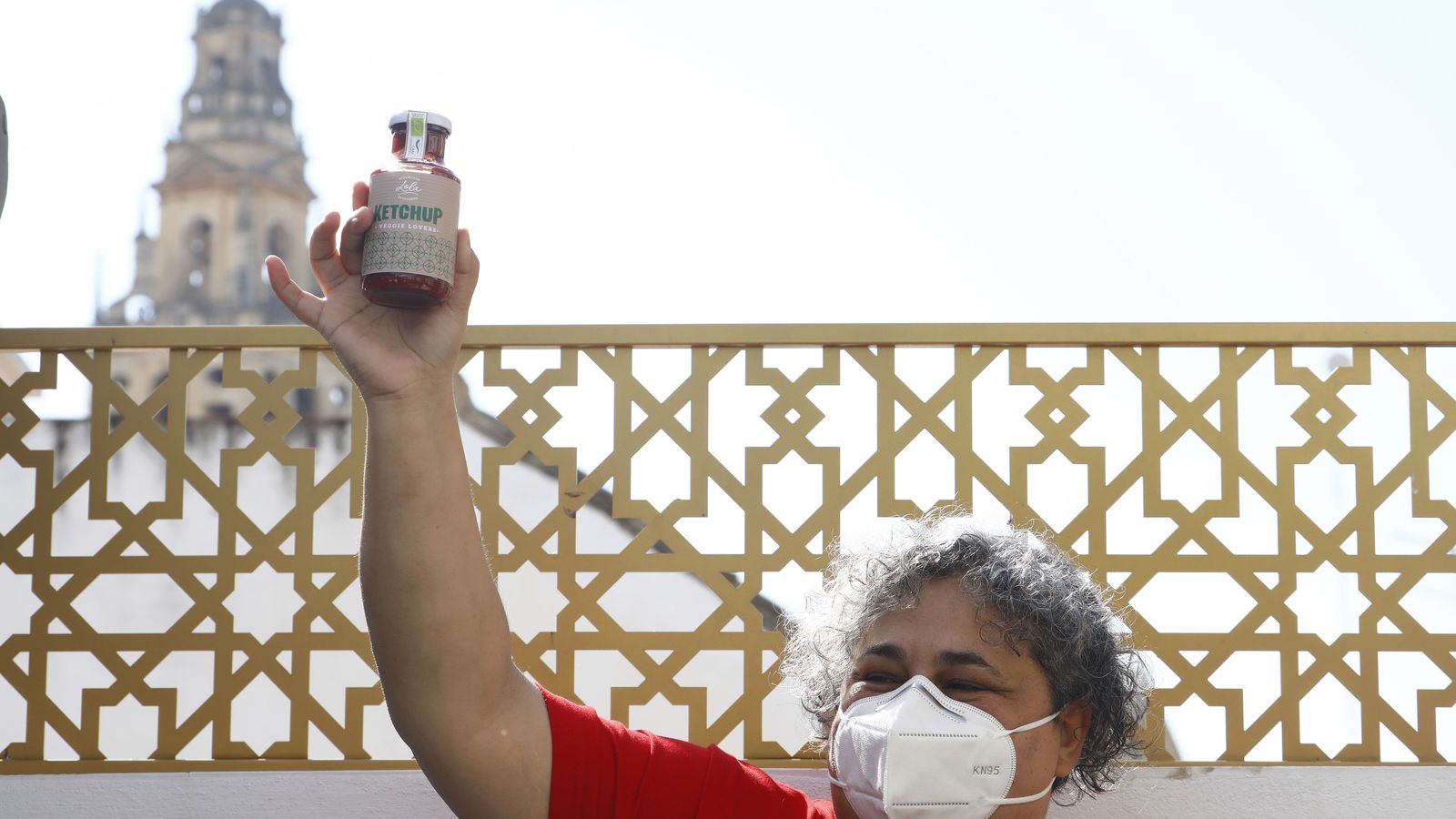 La chef de Biodivexsa, Míriam Cózar, sostiene un bote del ketchup.