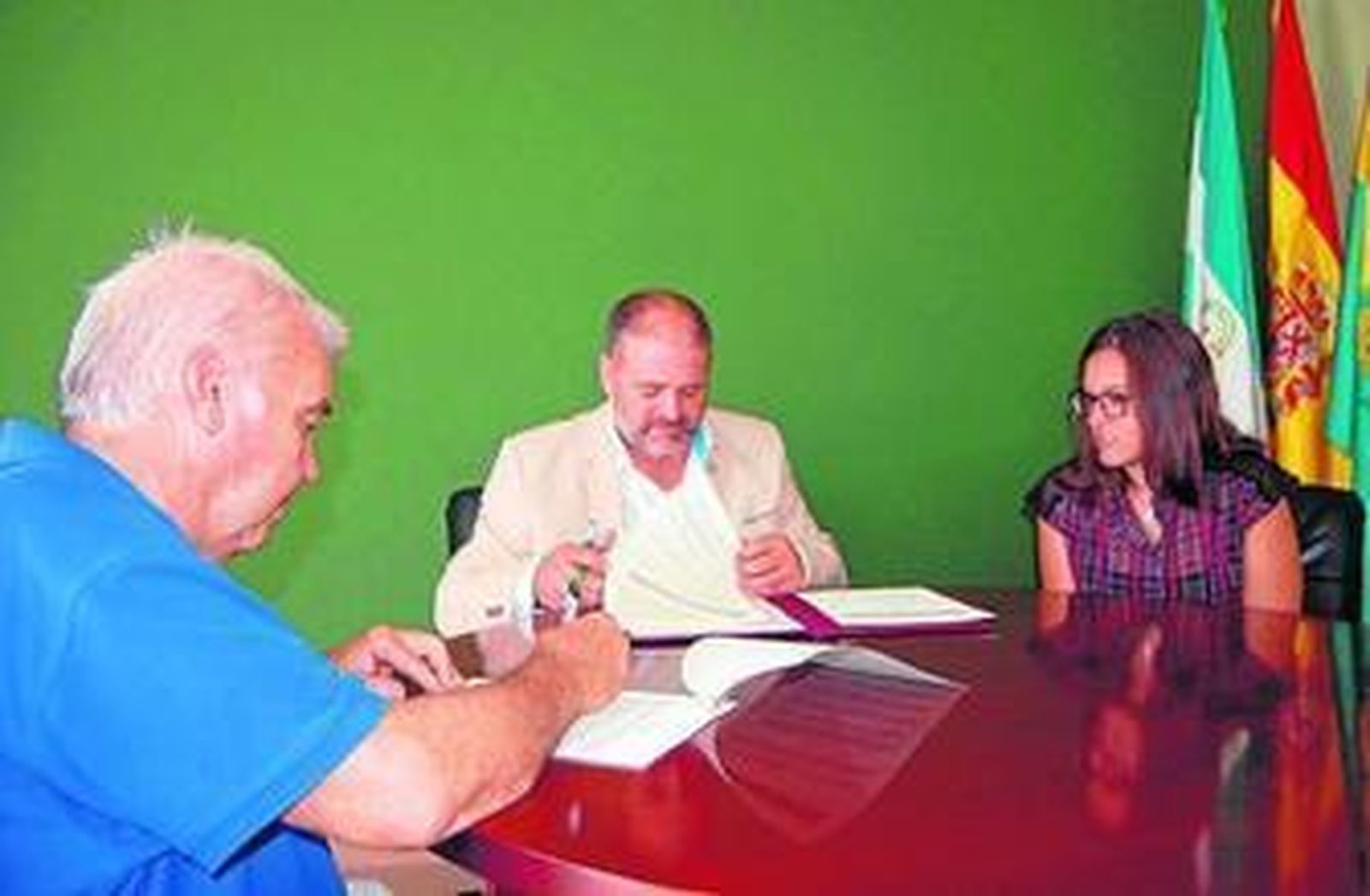 Un momento de la firma del convenio, ayer.