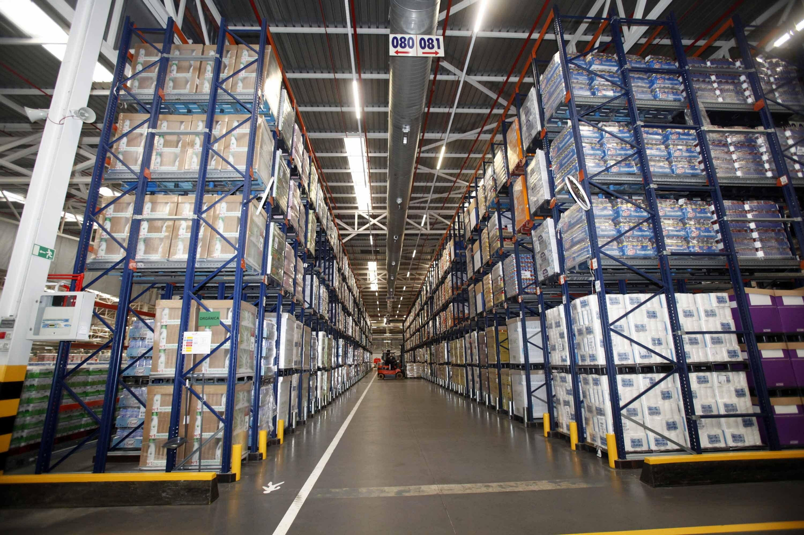 Imágenes del trabajo en la central logística de Mercadona