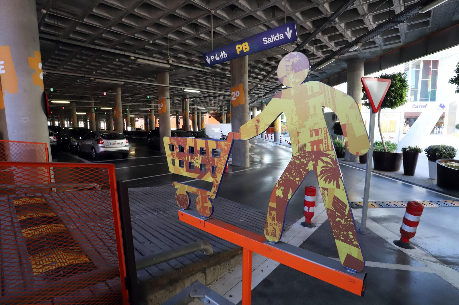 Imágenes de la situación y organización en los supermercados de Huelva