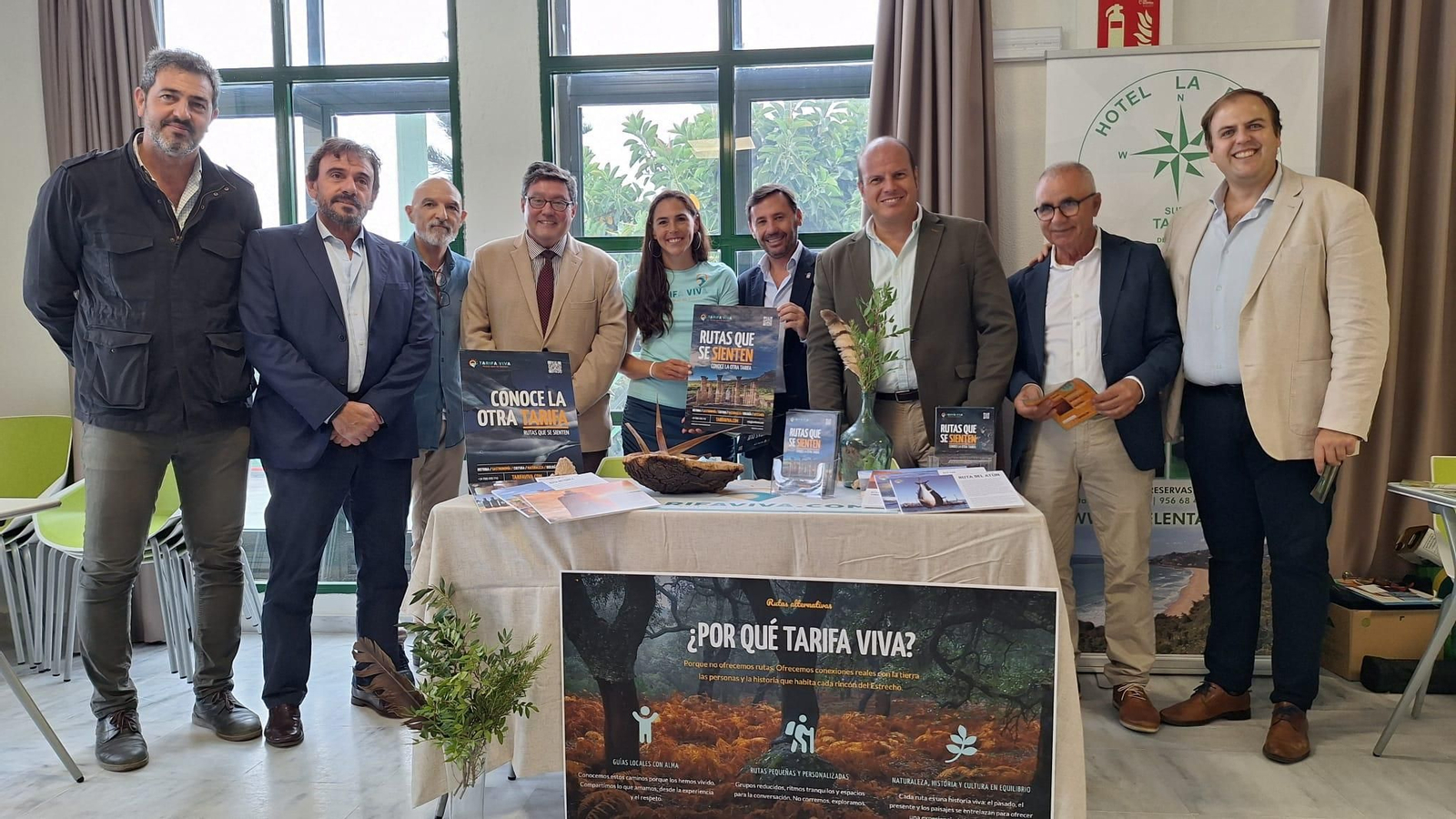 Los reponsables polítcos, en uno de los expositores.