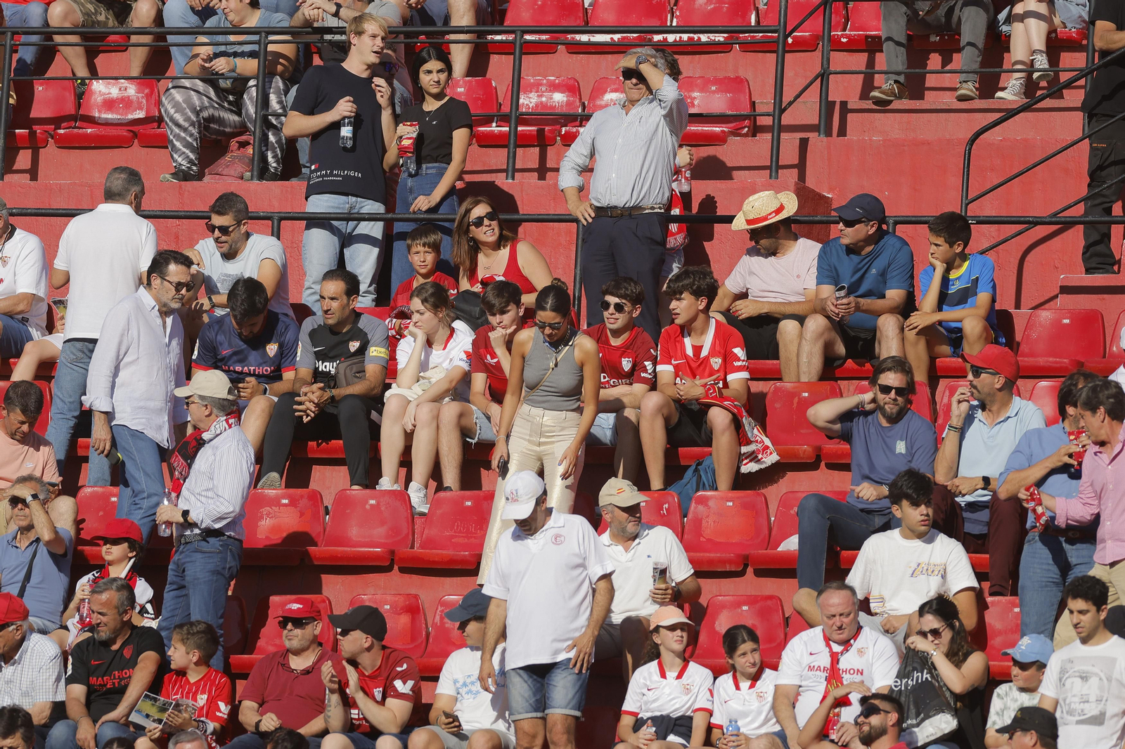 Búscate en las fotos del Sevilla-Español