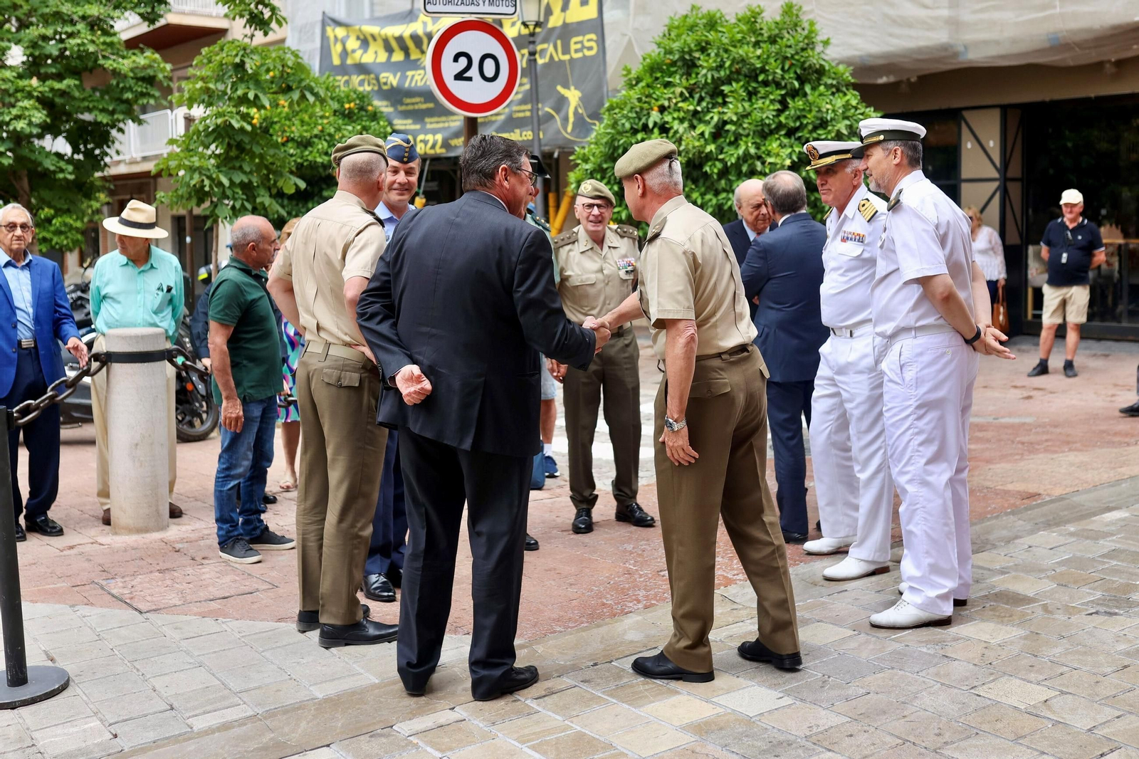 Fotos: el acto de izado de la bandera de España en Granada por el Día de las Fuerzas Armadas