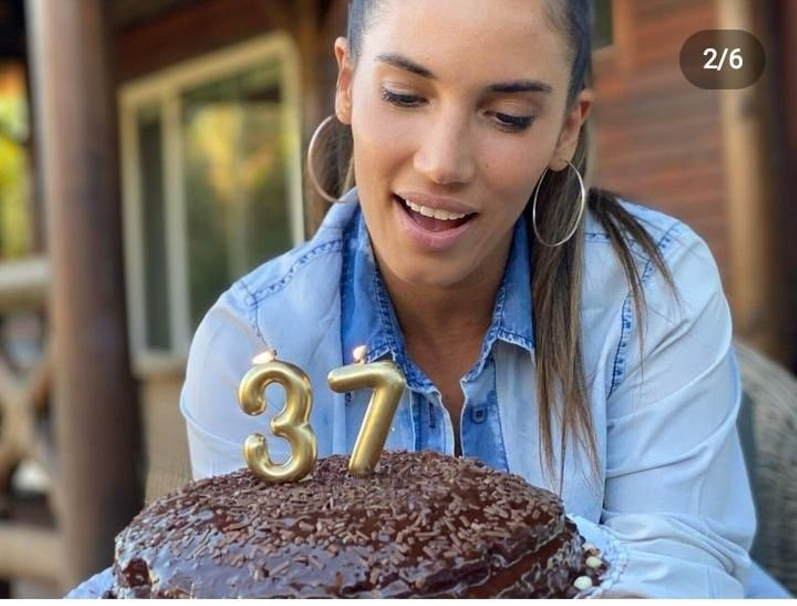 India Martínez cumple con el ritual y sopla las velas en su 37 cumpleaños.
