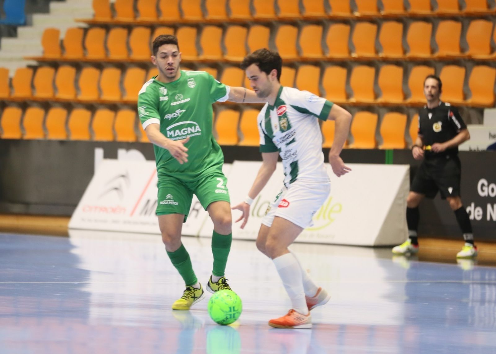 Pablo del Moral protege la pelota ante Wanderson, de Osasuna Magna.