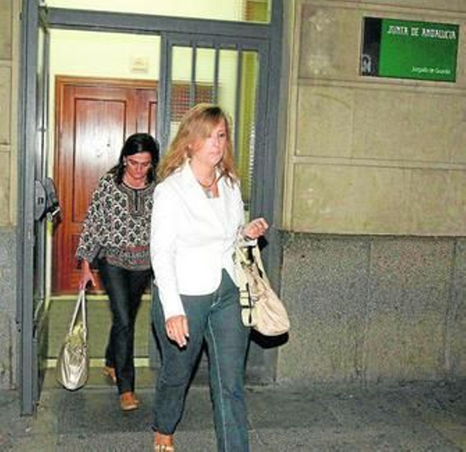 La titular y la secretaria del juzgado que instruye el caso.