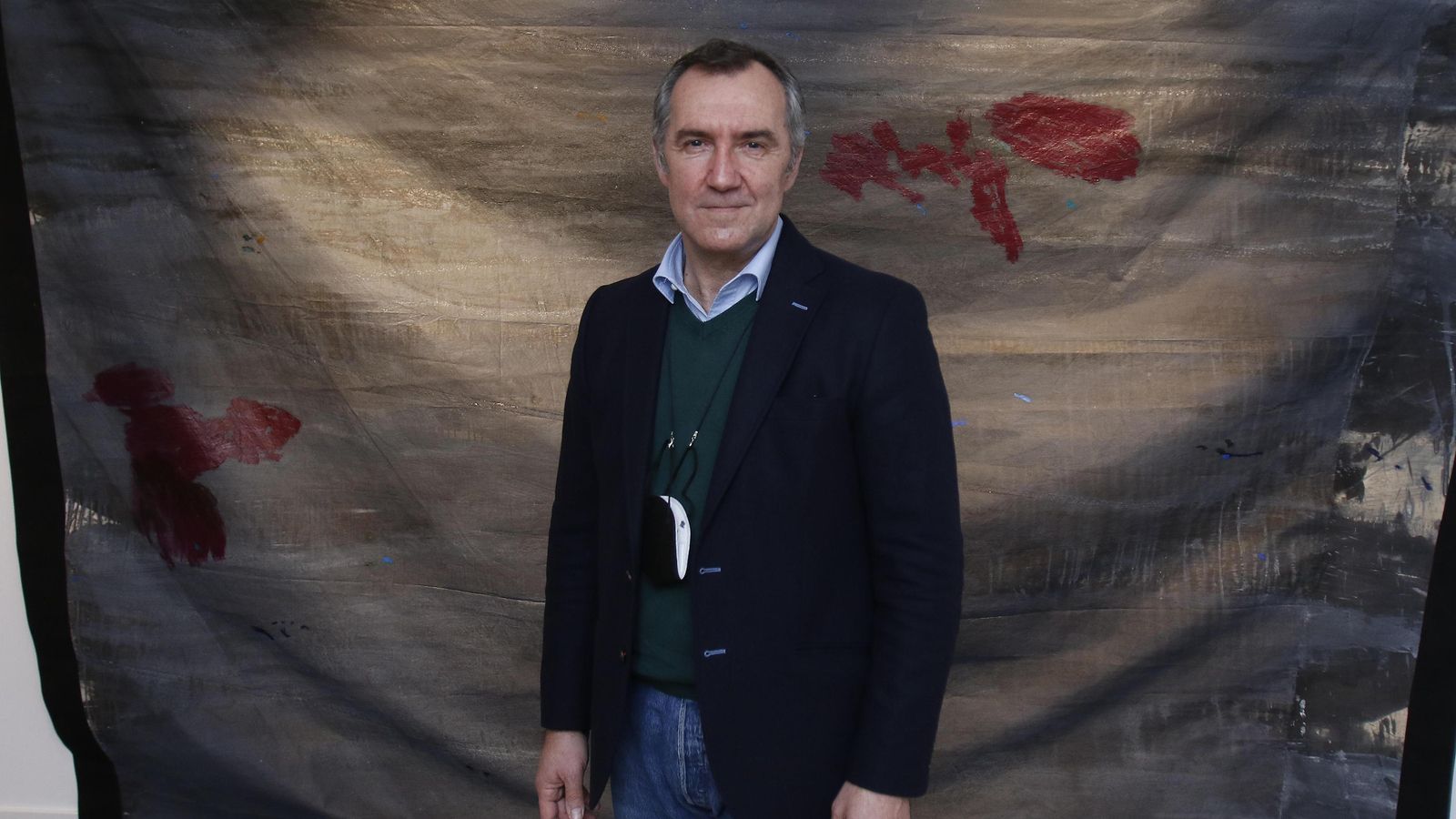 El artista ante la vela Génova que vertebra museográficamente 'Isla Utopía'.