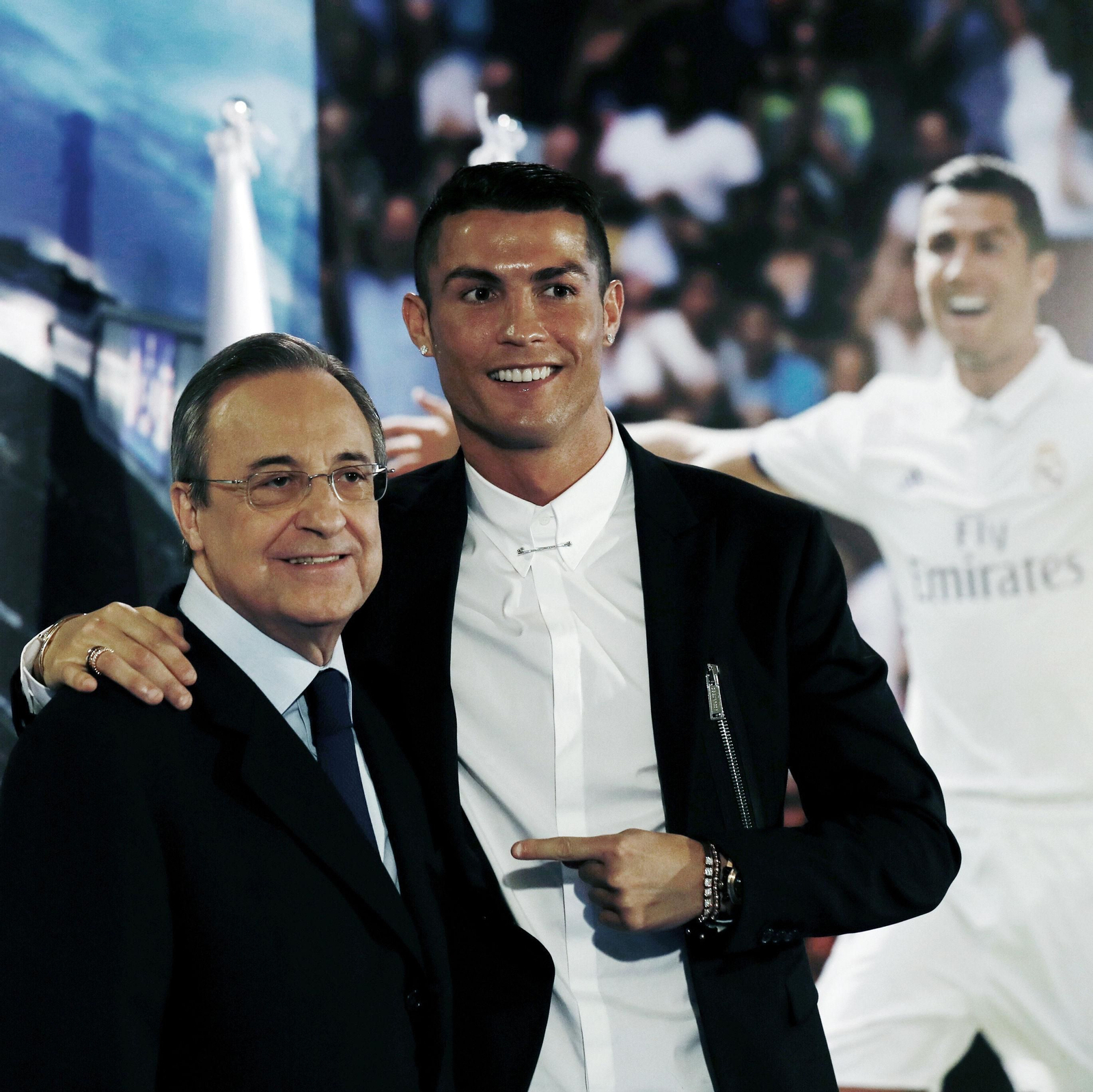 Cristiano Ronaldo señala a Florentino Pérez durante el acto de la firma de su renovación en el Santiago Bernabéu.