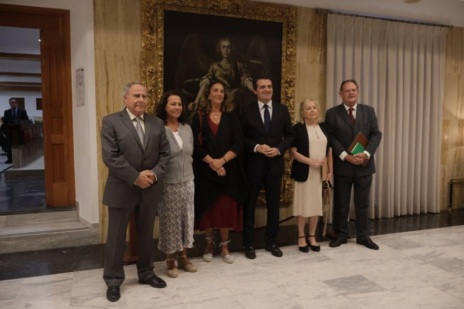 Miembros del Círculo Cultural Averroes y el alcalde de Córdoba, en el centro, en el Ayuntamiento de Córdoba.