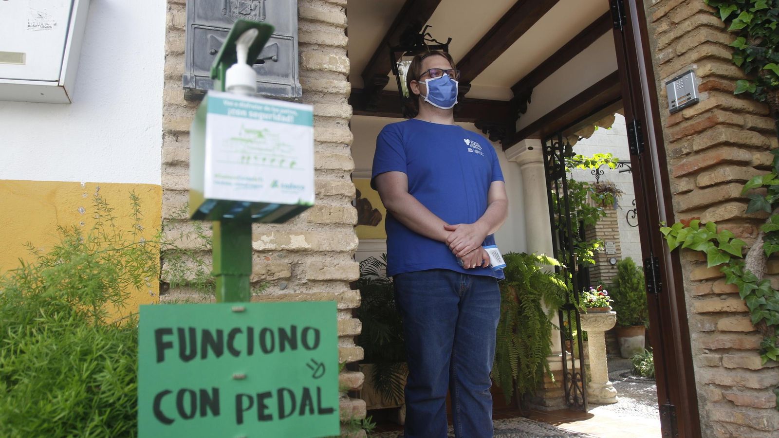 Ramón Pastrana a las puertas del patio de la calle Aceite, 8