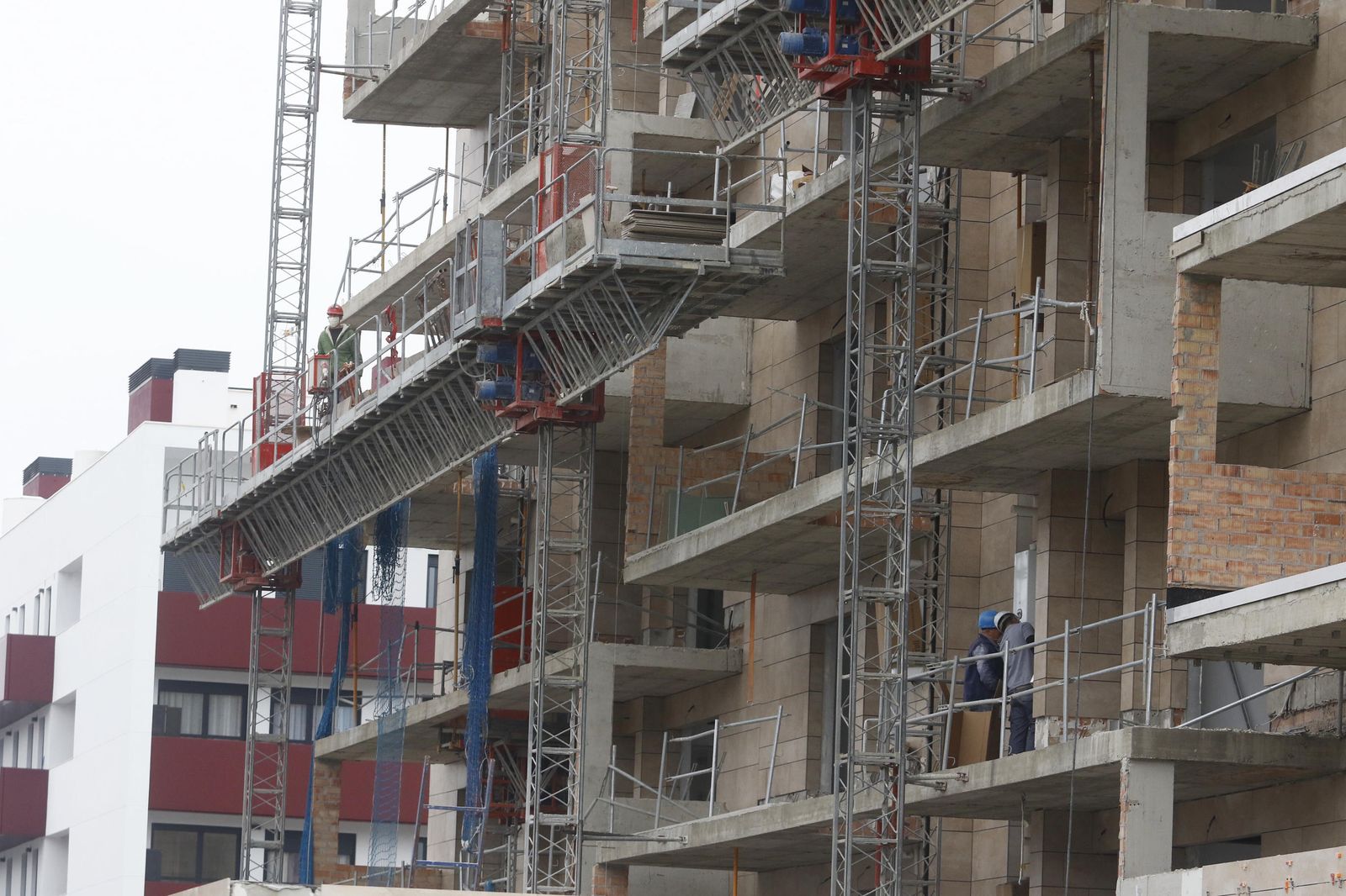 Pisos en construcción en Córdoba capital tras la parálisis del sector después de la primera crisis económica.