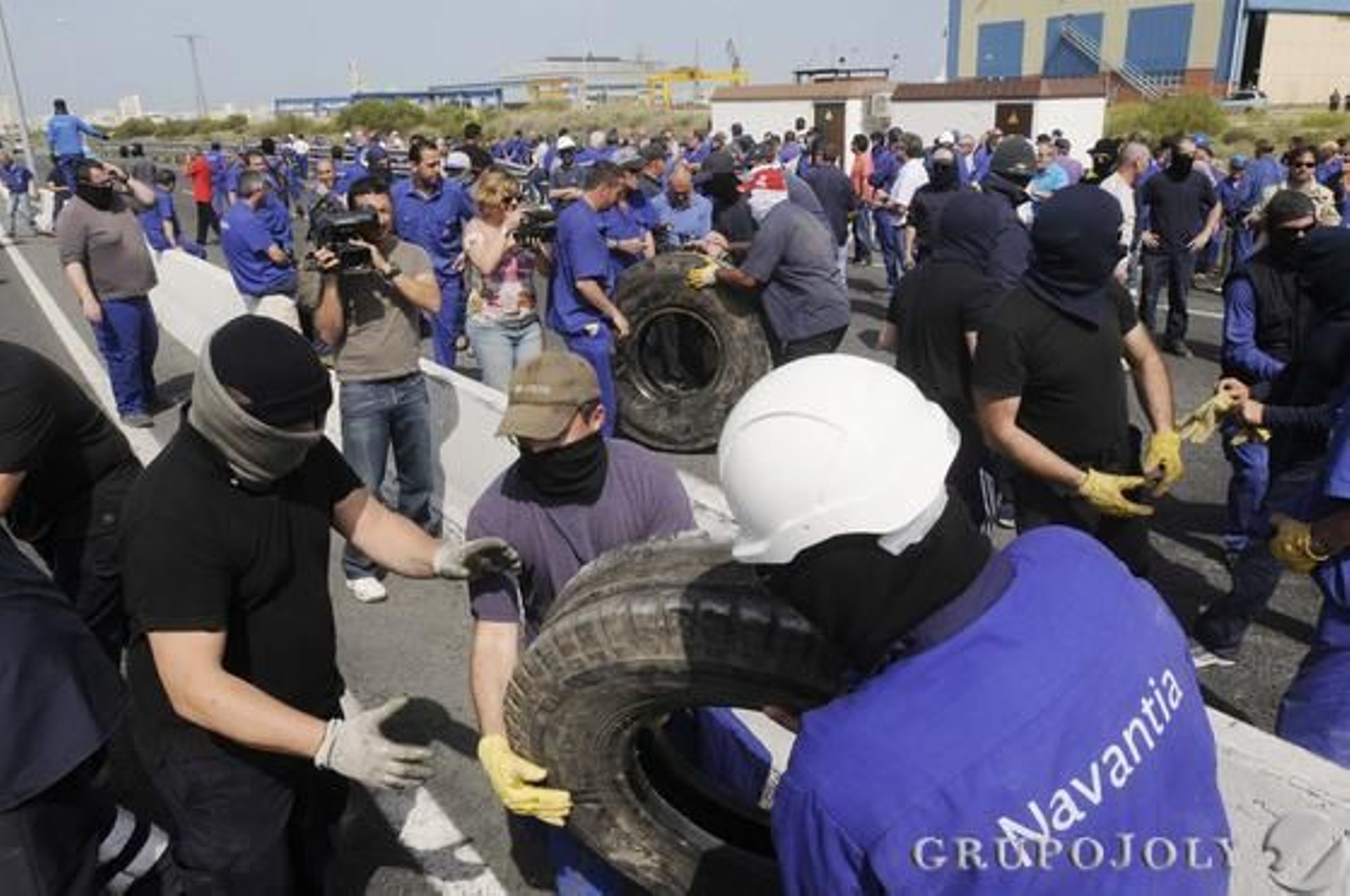 El Gobierno cifra en más de 100.000 euros los destrozos ocasionados en las protestas de los trabajadores de Navantia.

Foto: Borja Benjumeda