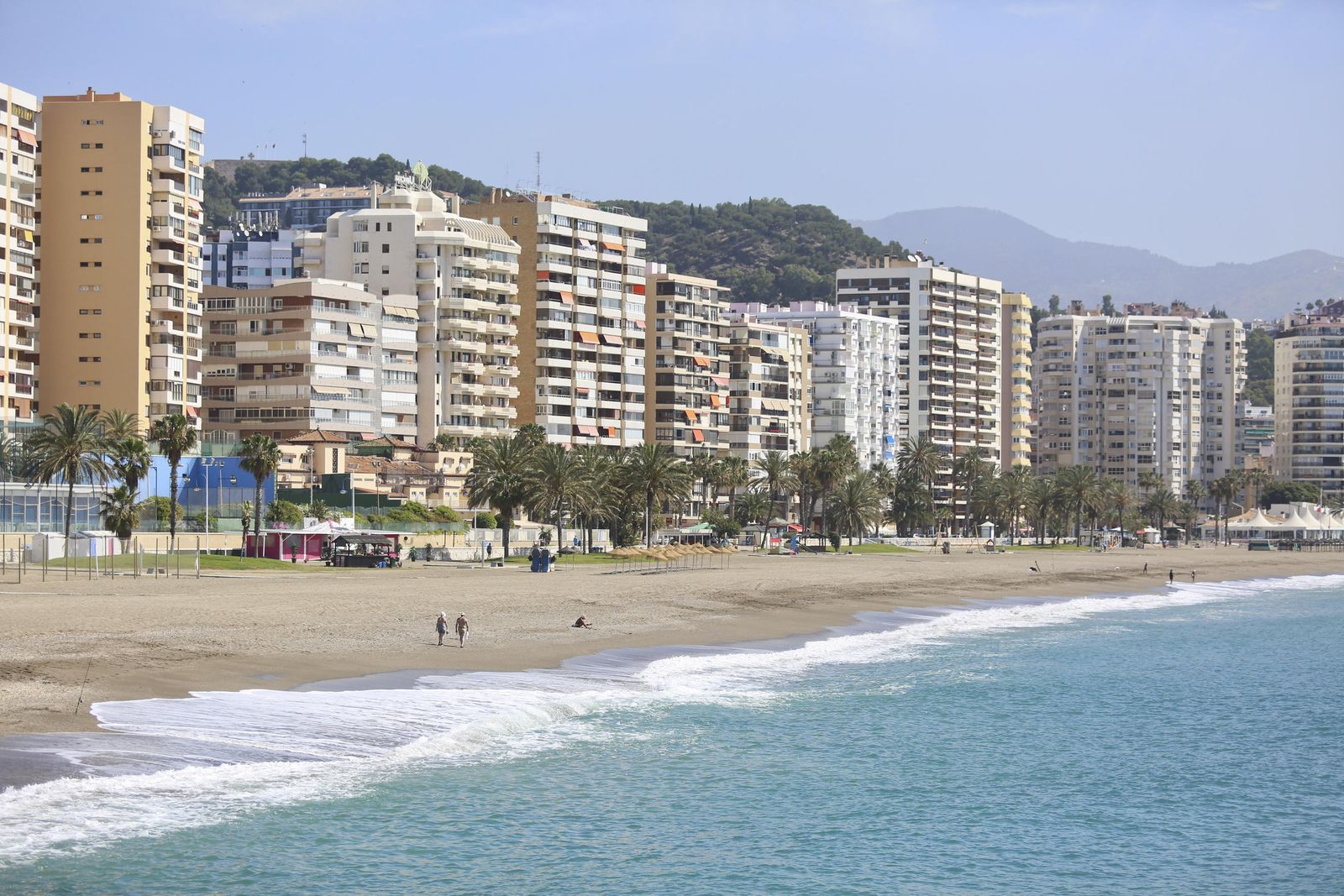 Fotos de la playa de la Malagueta, en Málaga, vacía pese al calor