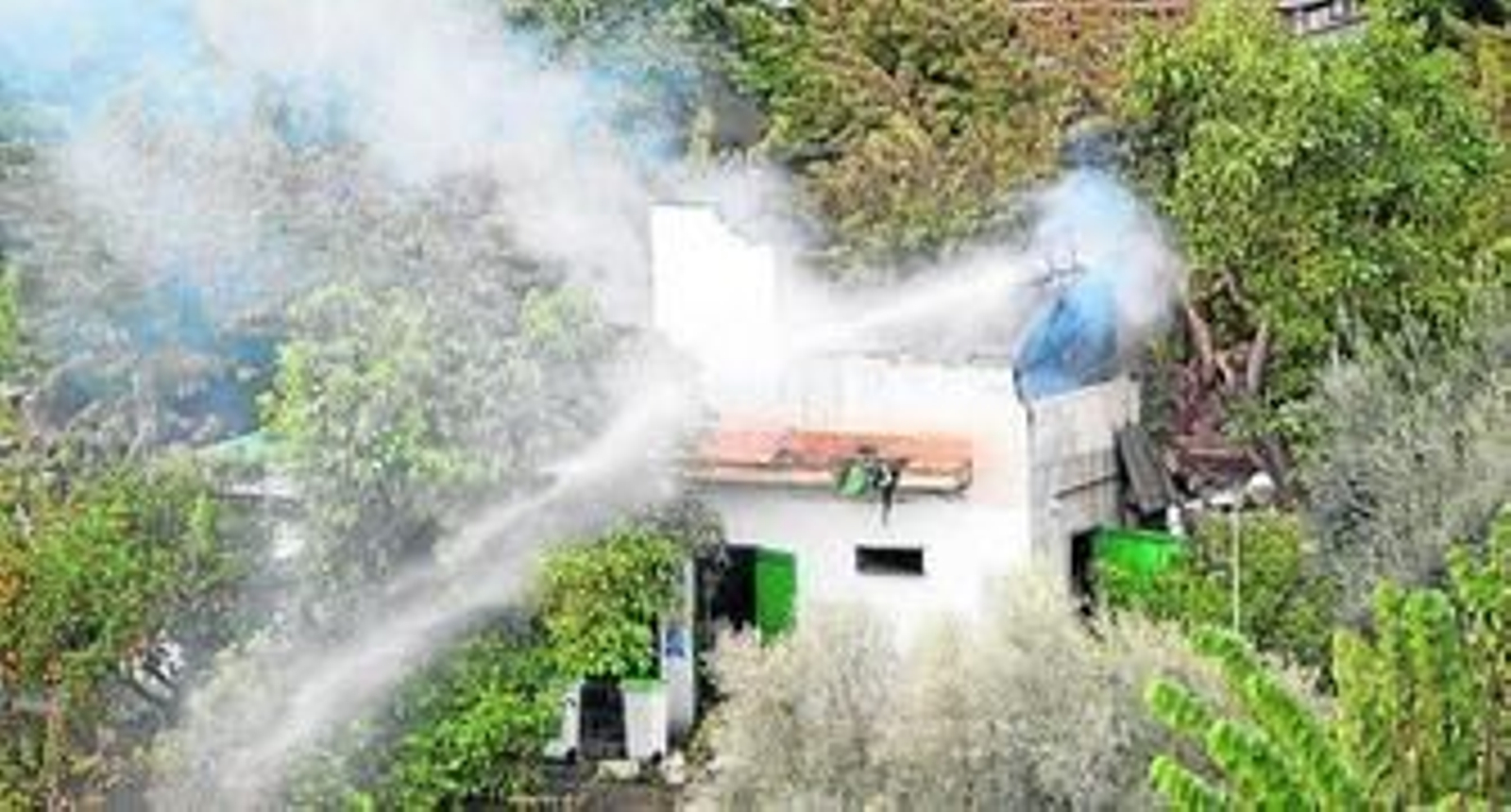 La caseta donde se produjo la explosión, fotografiada durante las tareas de extinción del incendio.