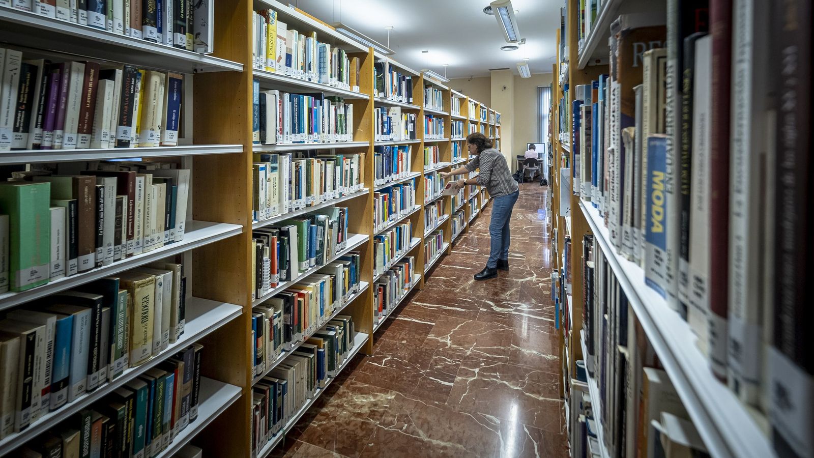 Un pasillo de estanterías llenas de libros en la Biblioteca Provincial de Cádiz.