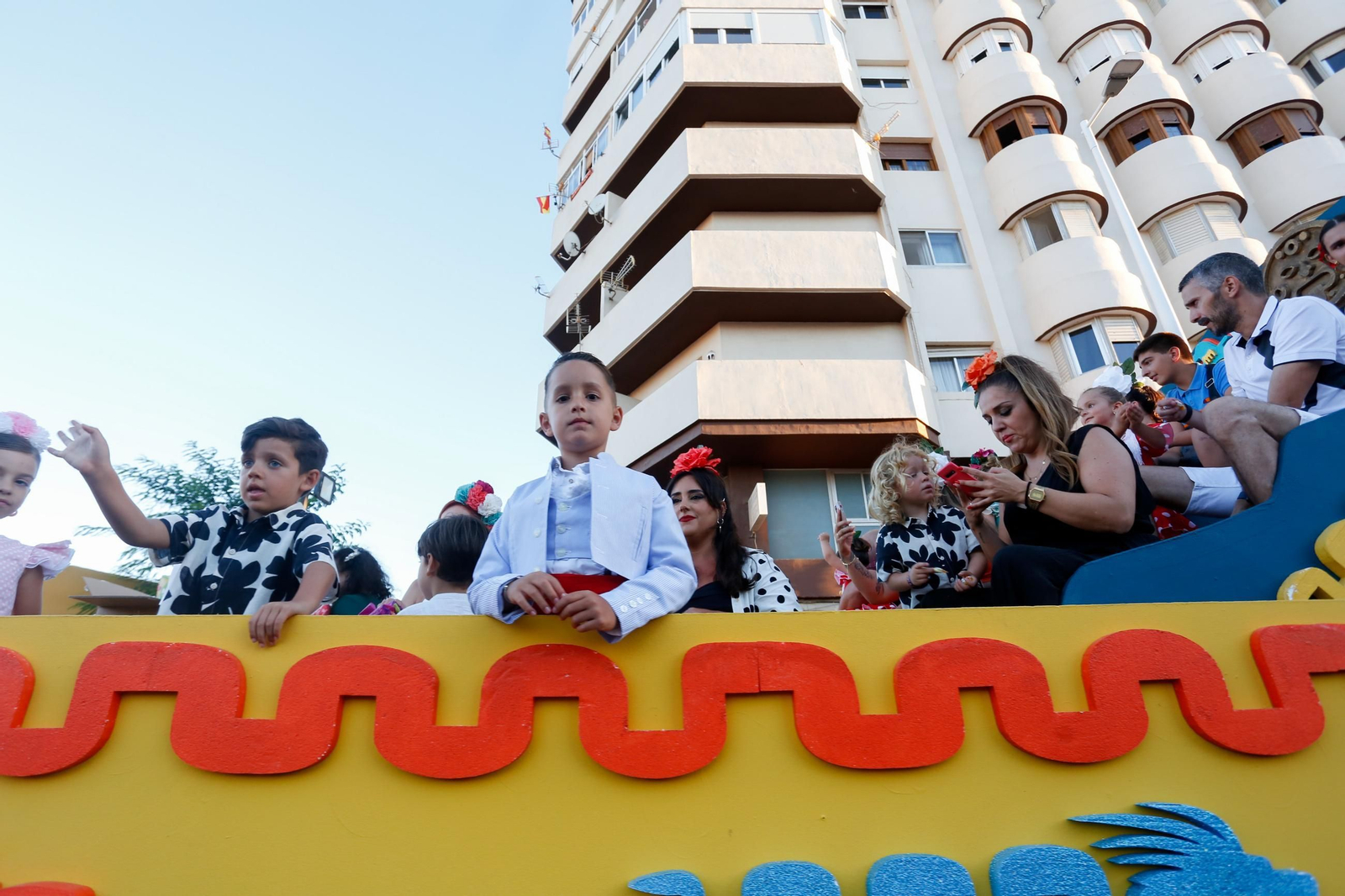 Búscate en las fotos de la cabalgata de la Feria de La Línea
