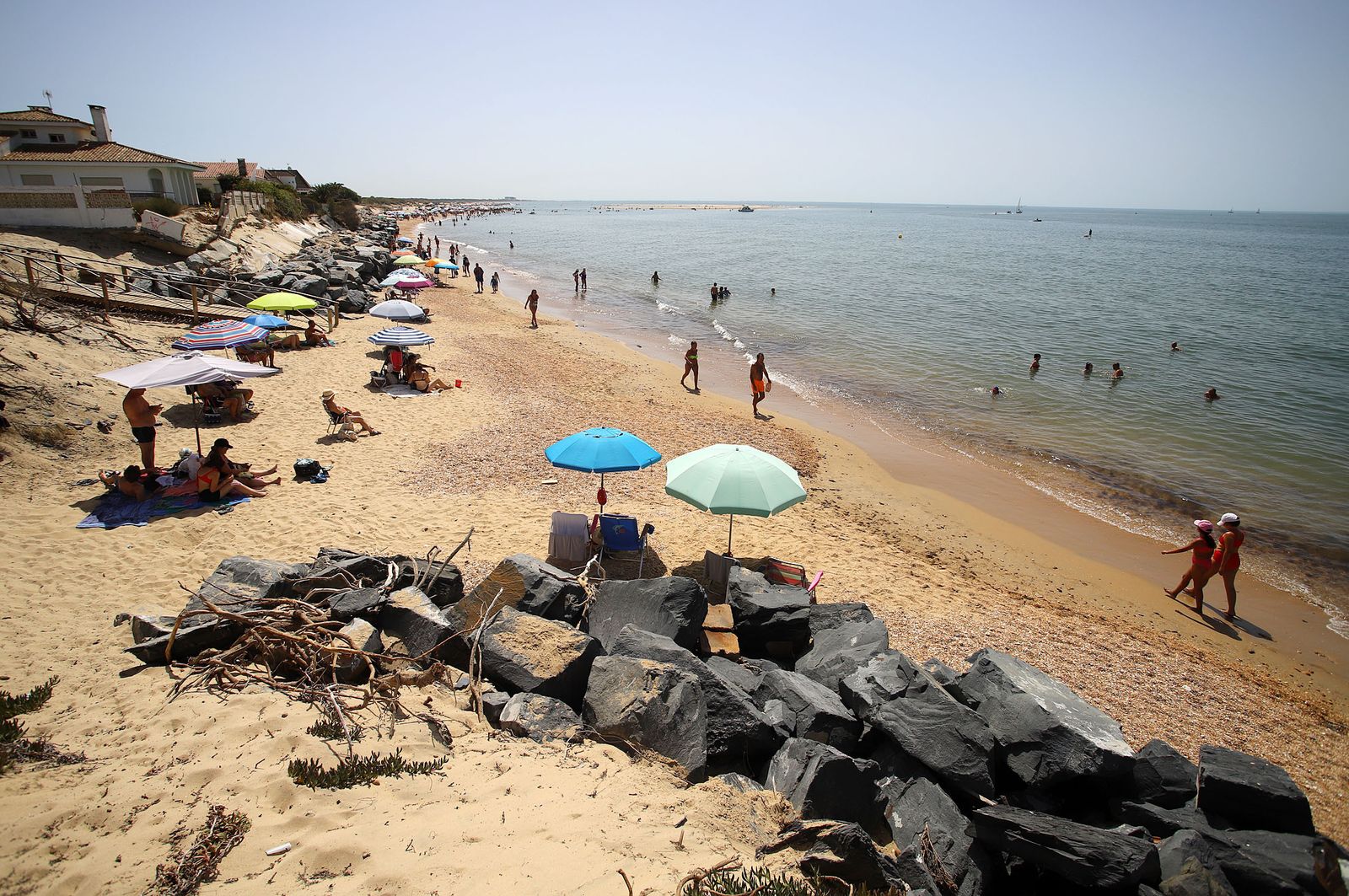 Imágenes del caluroso fin de semana en las playas de Huelva