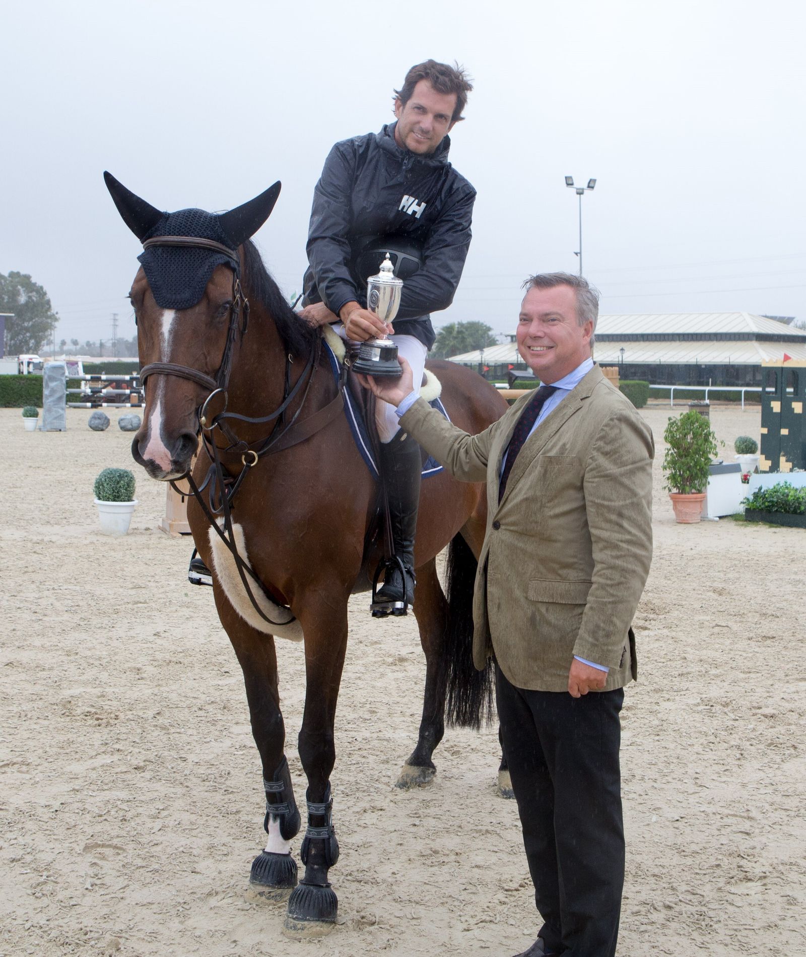 Carlos López-Fanjul recibe GP Real Maestranza de Caballería de Sevilla de manos de Enrique Queralt.