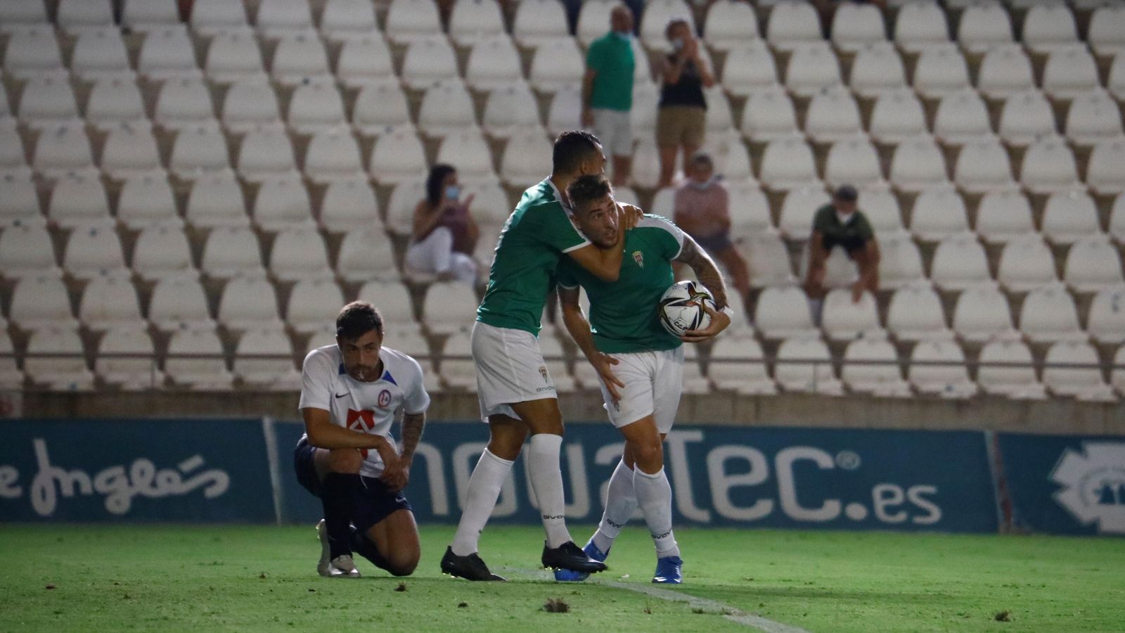 De las Cuevas abraza a Casas tras uno de sus goles al Rayo Majadahonda.