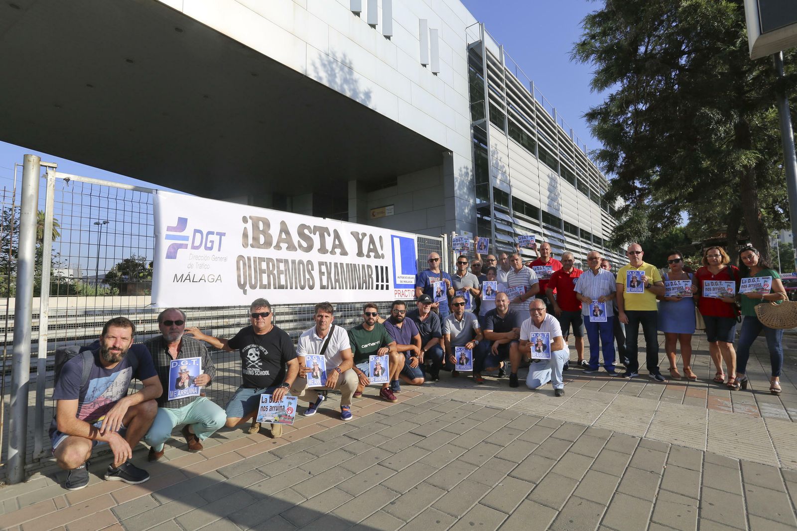 Manifestantes de las autoescuelas frente a la Jefatura Provincial de Tráfico de Málaga.