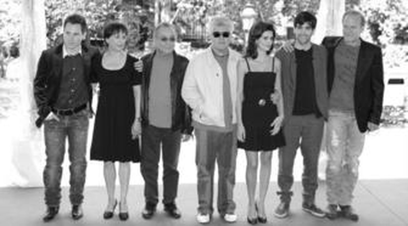 Almodóvar (centro), con los actores principales de la película, ayer.