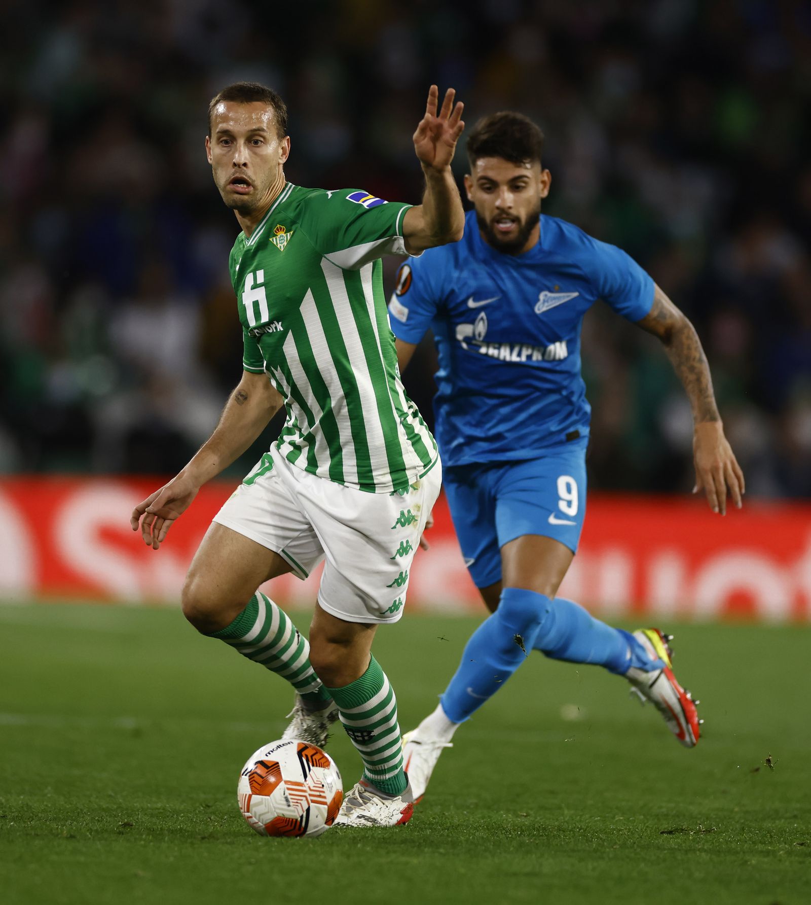 Canales lleva la pelota con Yuri Alberto detrás.