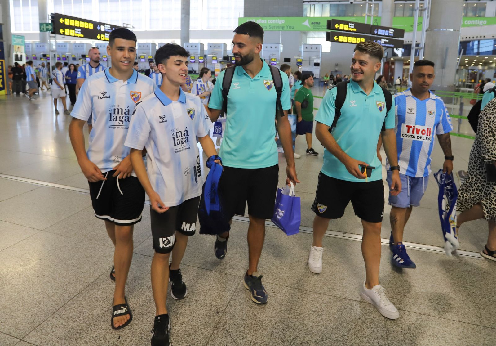 El espectacular preámbulo en el aeropuerto con la afición