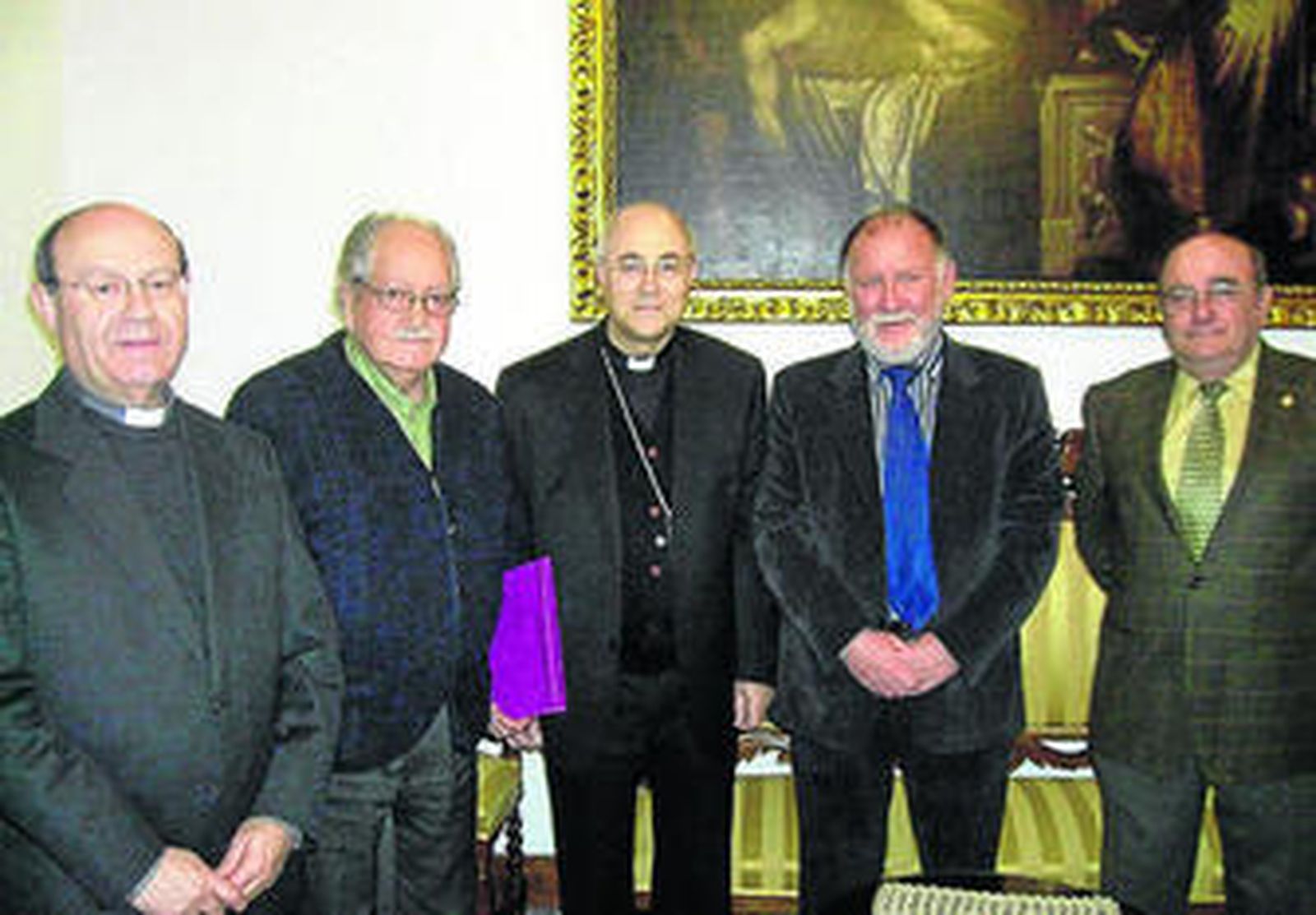 El obispo entregó ayer al pregonero las tapas que guadarán su pregón.