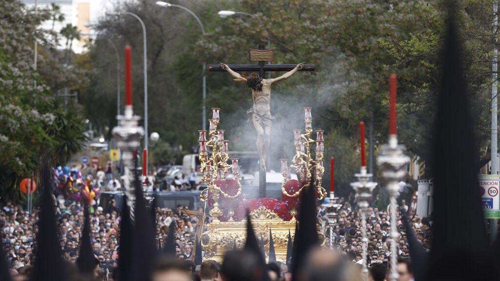 El Cristo de la Salud sube el puente de los bomberos