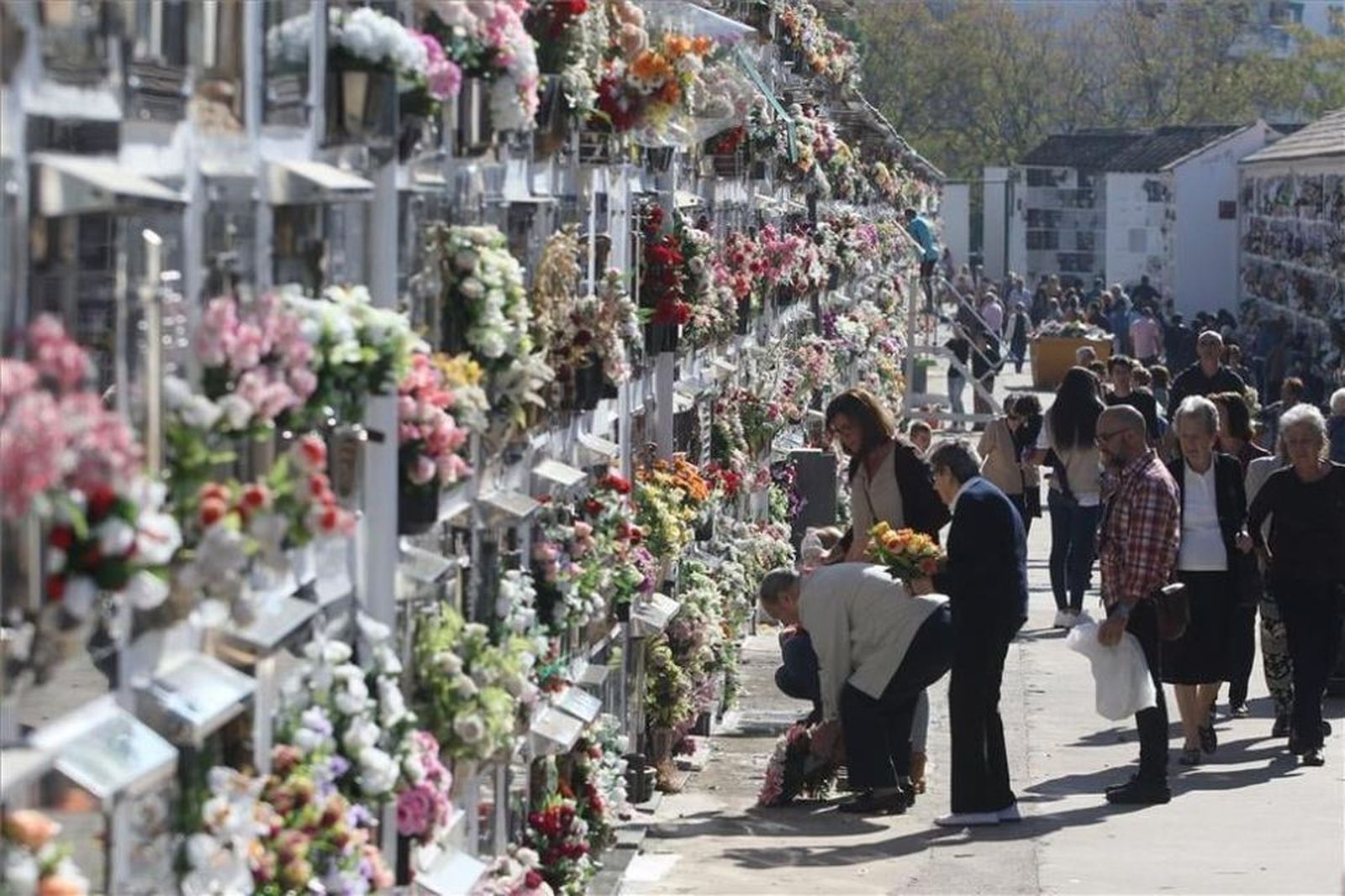 Cementerios como el de Medina Sidonia han visto incrementar el número de visitas en estos días.
