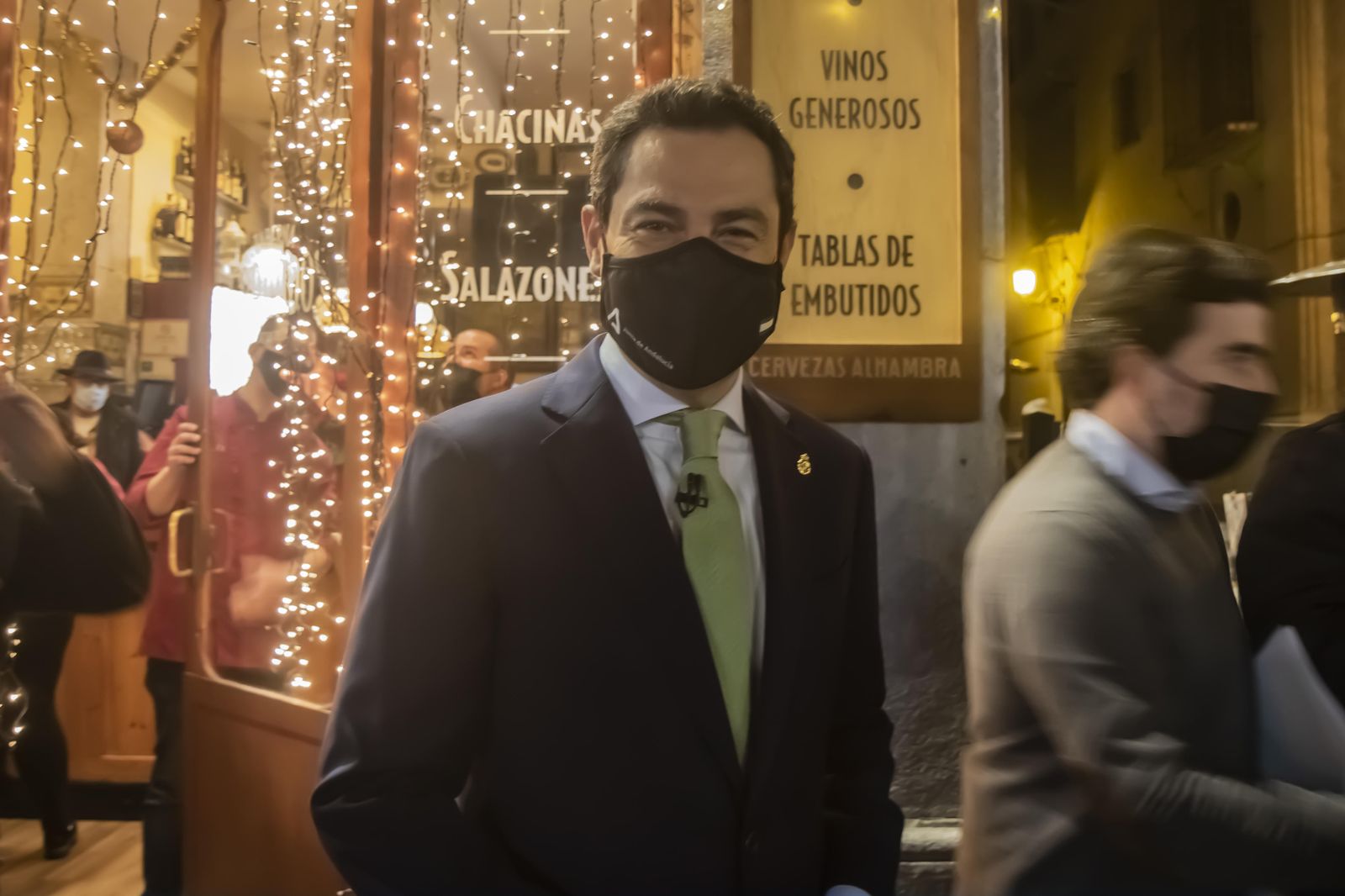 Así ha grabado Juanma Moreno su discurso de fin de año en una taberna de Granada