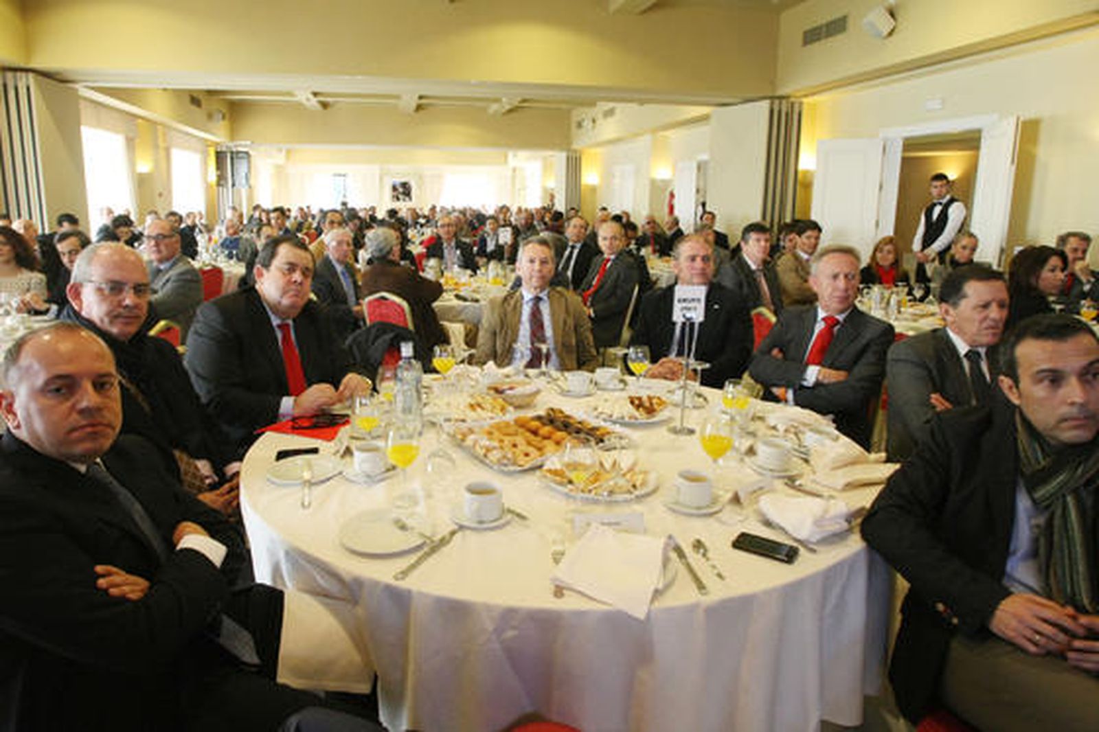 Sebastián Fernández (Cámara de Comercio del Campo de Gibraltar), Javier Sánchez Rojas (Confederación de Empresarios de Cádiz), José Pérez Jigato (Banco Santander), José Joly (Grupo Joly), Jorge Romero (alcalde de Los Barrios), Alfredo Montilla (Banco Santander), José Luis Blanco (presidente de la Autoridad Portuaria Bahía de Cádiz) y Manuel Doblado (Asociación de Grandes Industrias del Campo de Gibraltar). 

Foto: Paco Guerrero