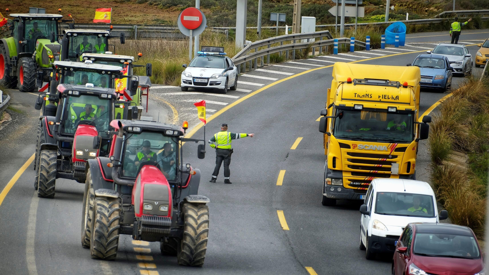 Tractorada por una carretera andaluza.