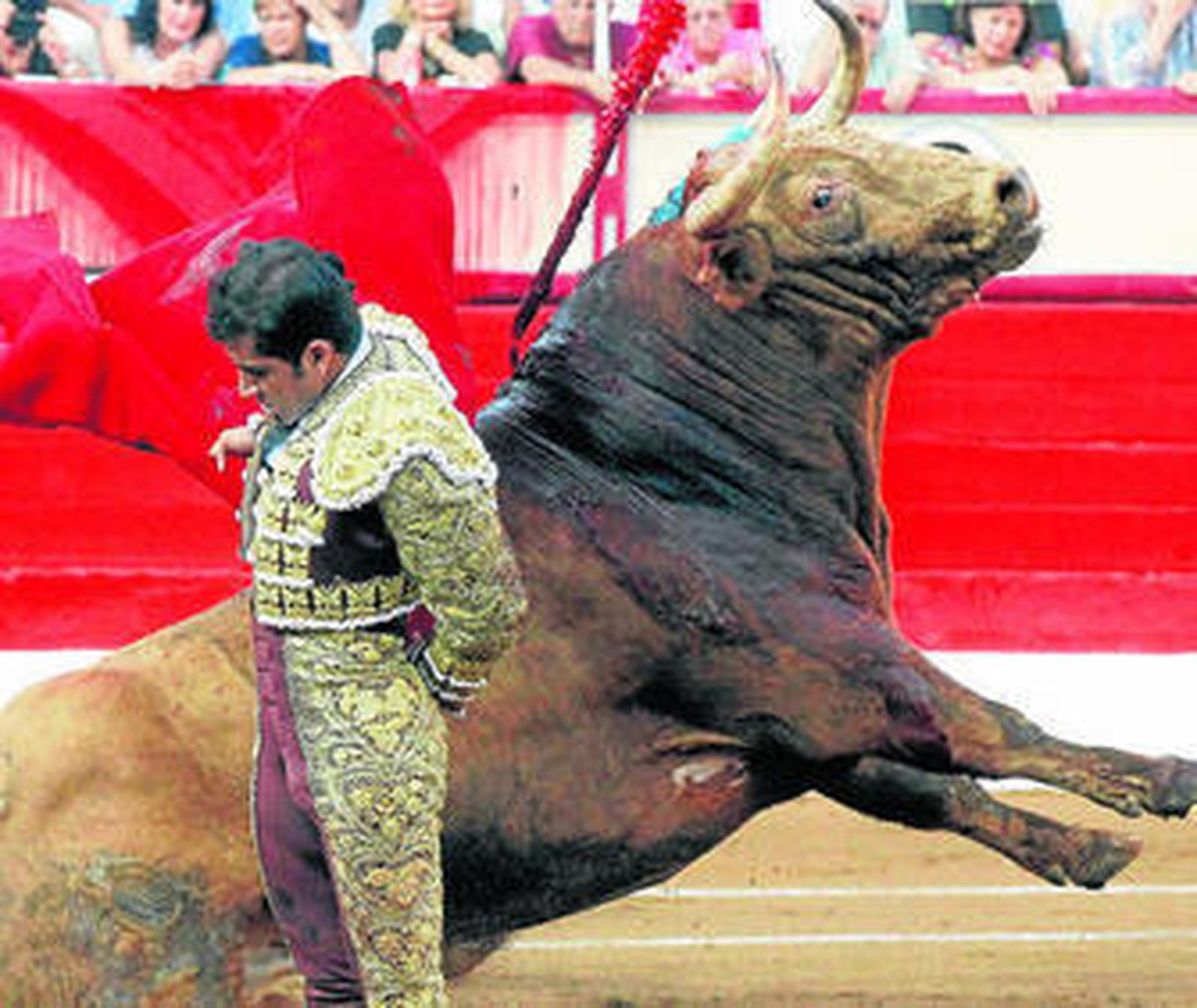 Joselito Adame, en una manoletina al primer toro de su lote.
