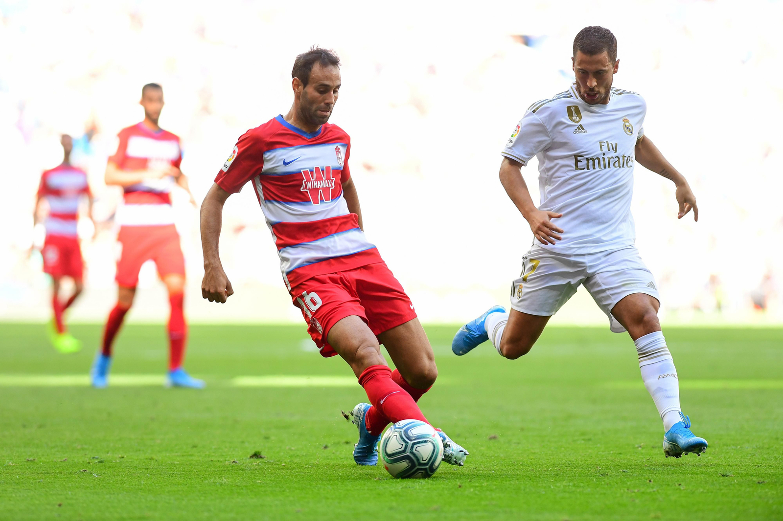 Víctor Díaz es perseguido por Hazard en el duelo disputado en el Santiago Bernabéu.