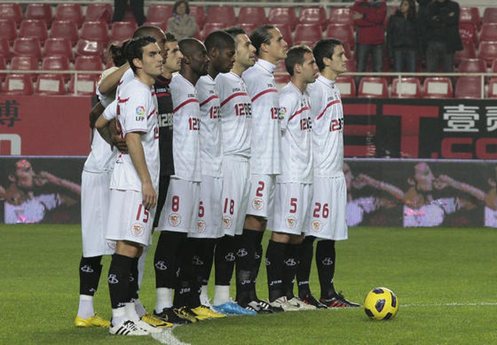 El Sevilla empata (1-1) frente a un digno Granada, que se llevó el III Trofeo Antonio Puerta en los penaltis ante un escaso público.

Foto: Juan Carlos Muñoz