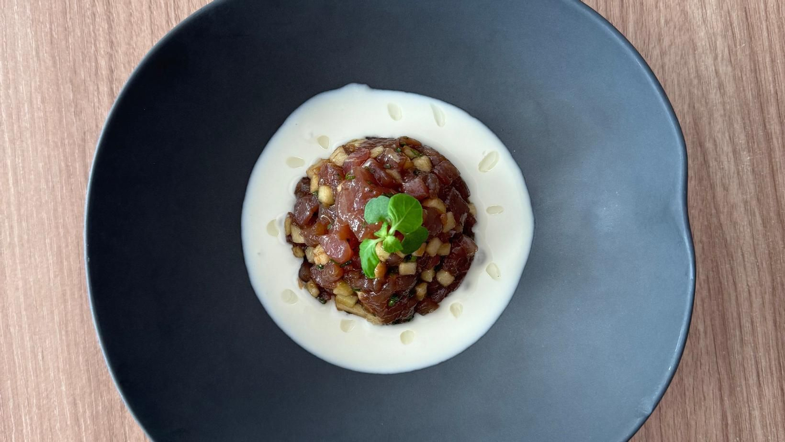 Tartar de Atún salvaje de Almadraba, wasabi fresco y ajoblanco de coco